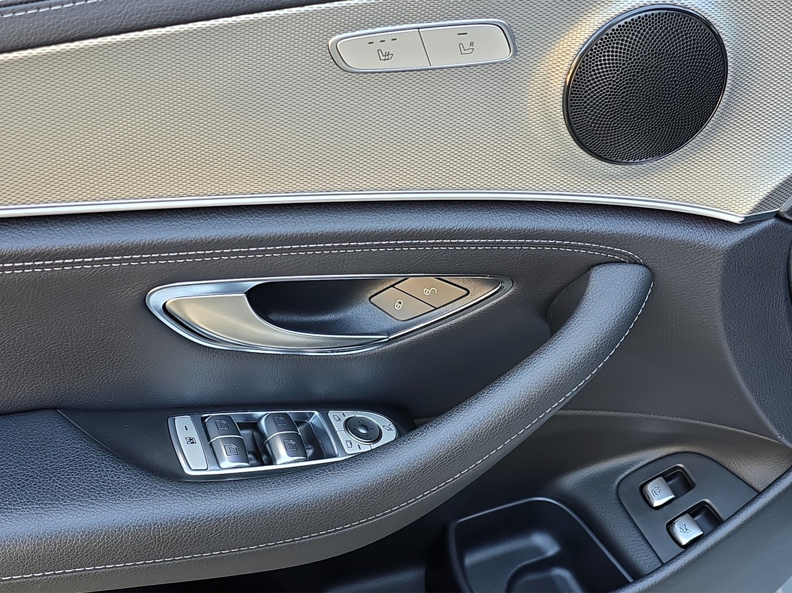 MERCEDES-BENZ E 220 d T 4Matic AMG Line 9G-Tronic mit AHK-image-28