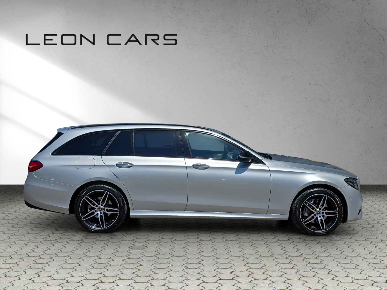 MERCEDES-BENZ E 220 d T 4Matic AMG Line 9G-Tronic mit AHK-showroom-element-3