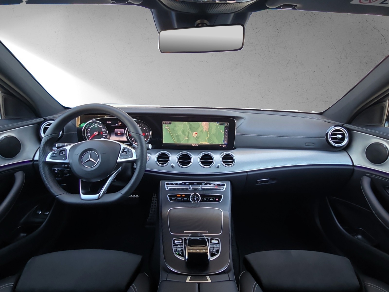 MERCEDES-BENZ E 220 d T 4Matic AMG Line 9G-Tronic mit AHK-image-11
