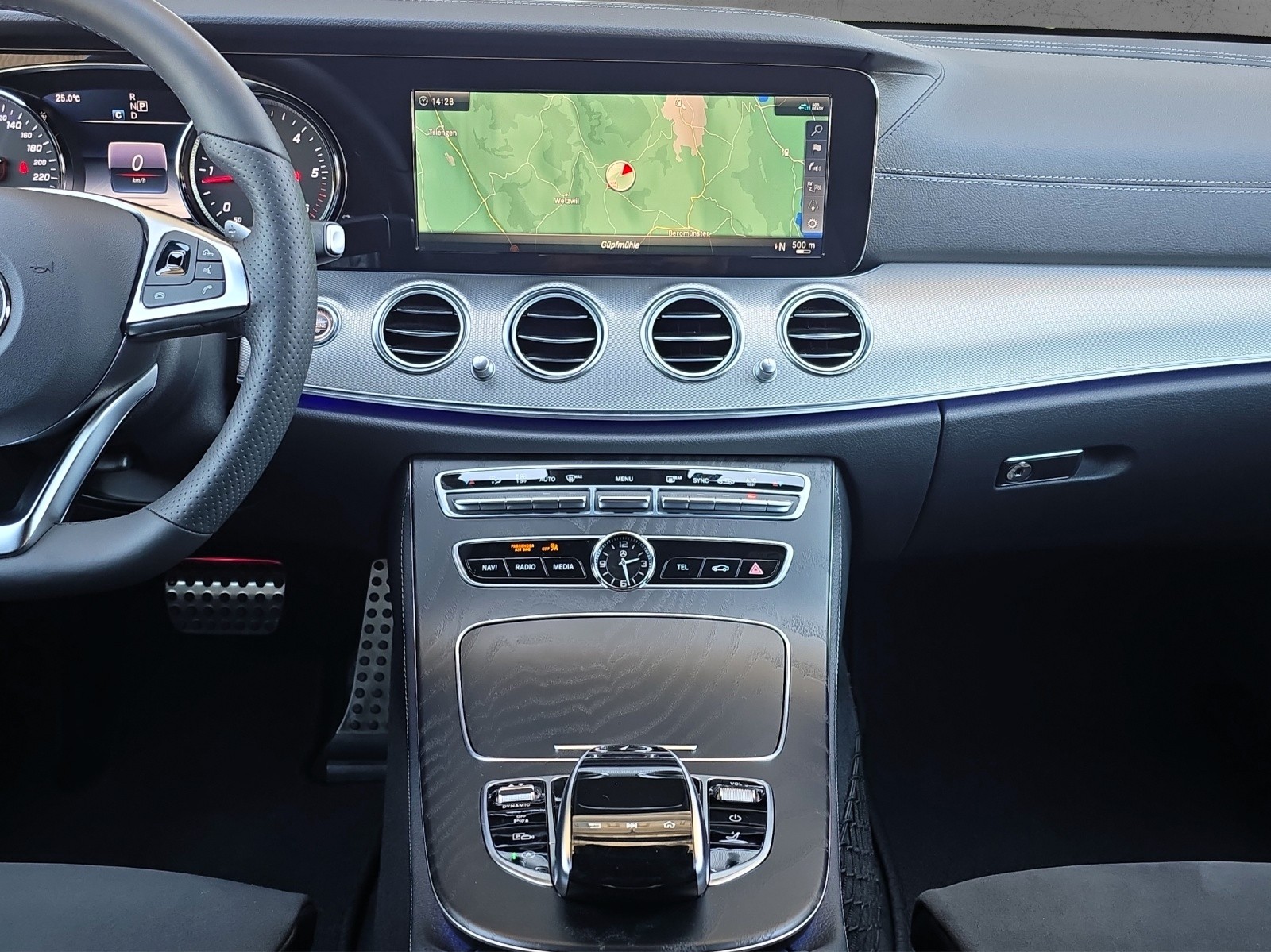 MERCEDES-BENZ E 220 d T 4Matic AMG Line 9G-Tronic mit AHK-image-12