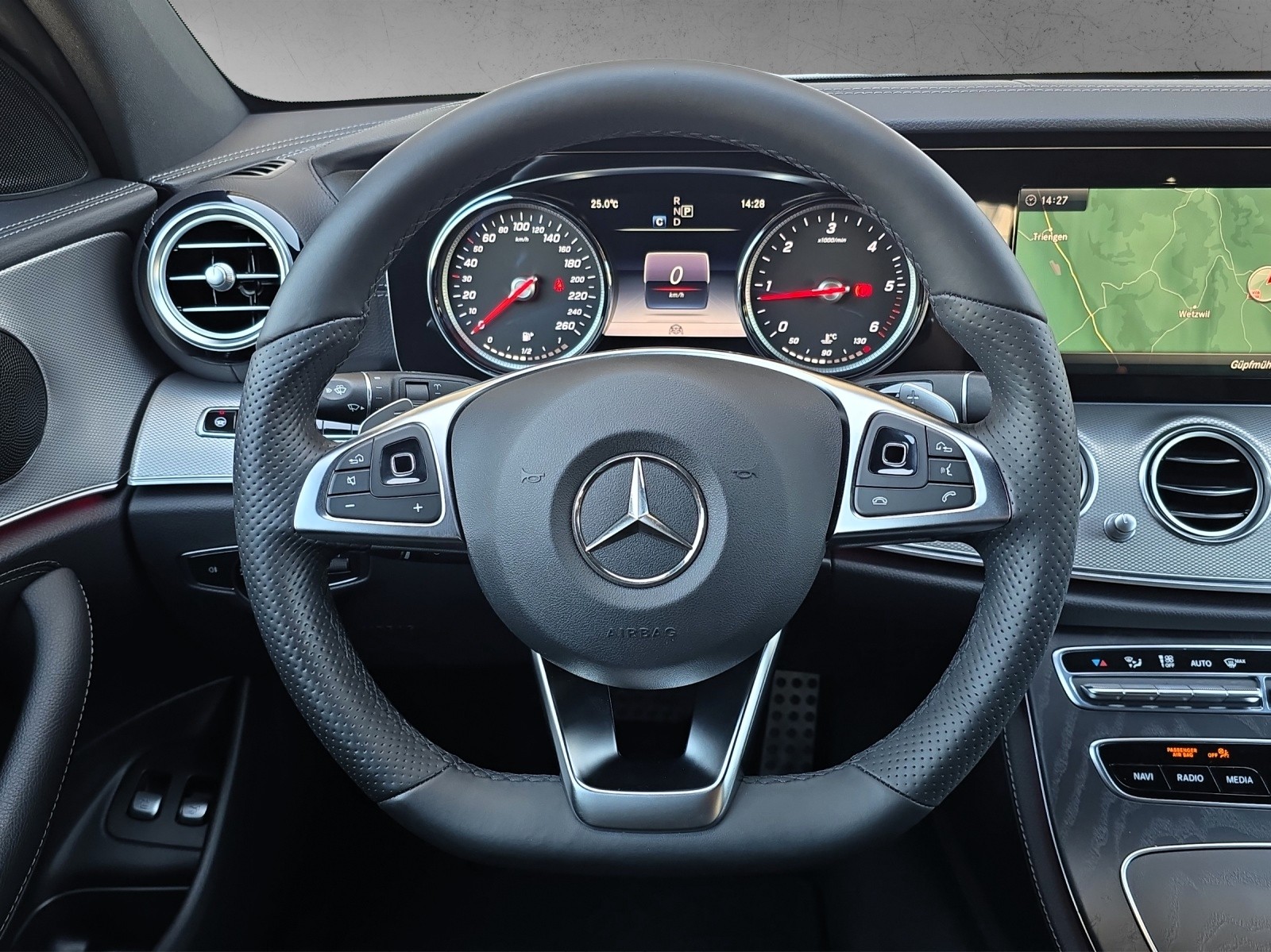 MERCEDES-BENZ E 220 d T 4Matic AMG Line 9G-Tronic mit AHK-image-13