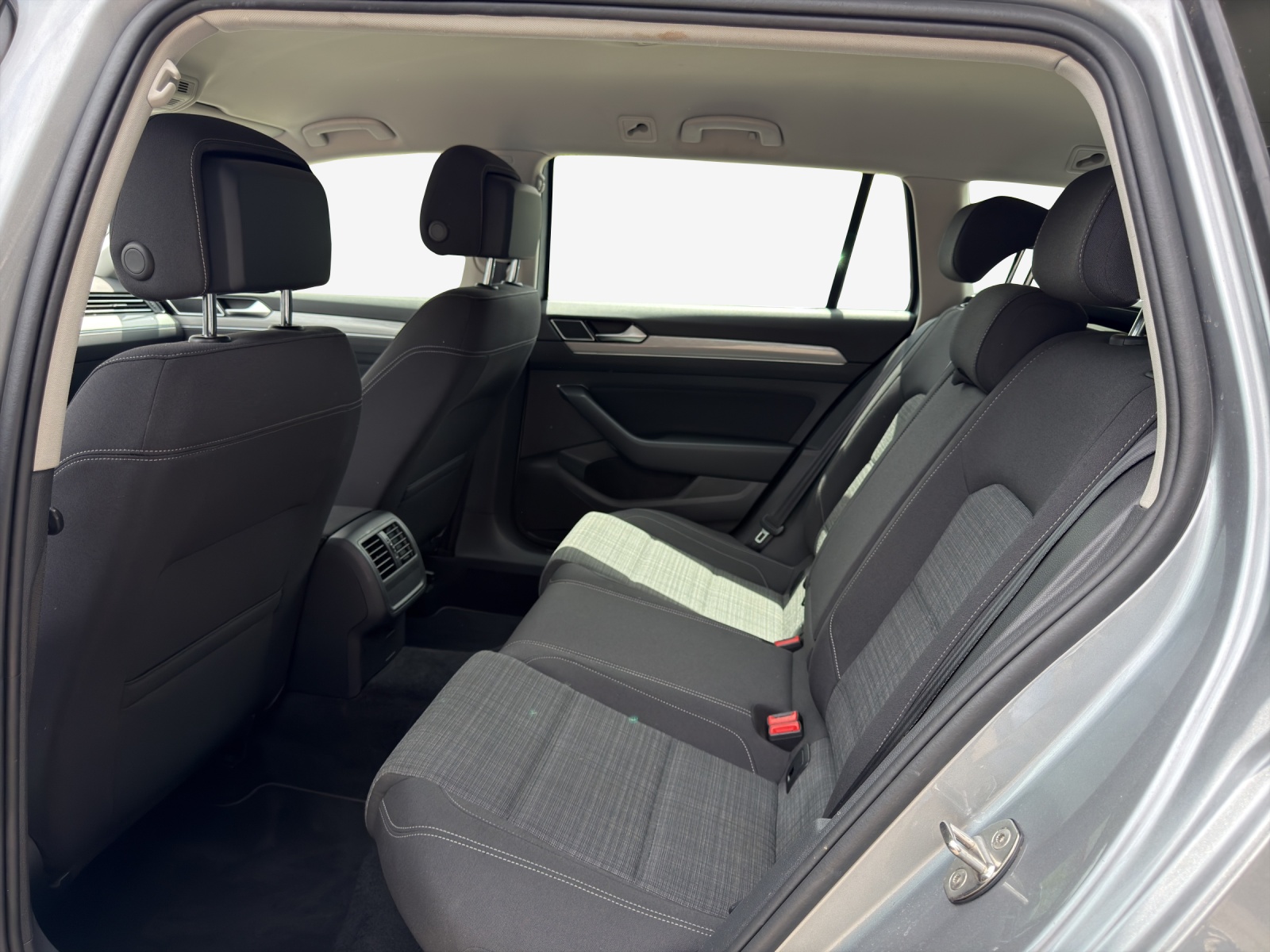 VW Passat 2.0 TDI BMT Business DSG-image-11