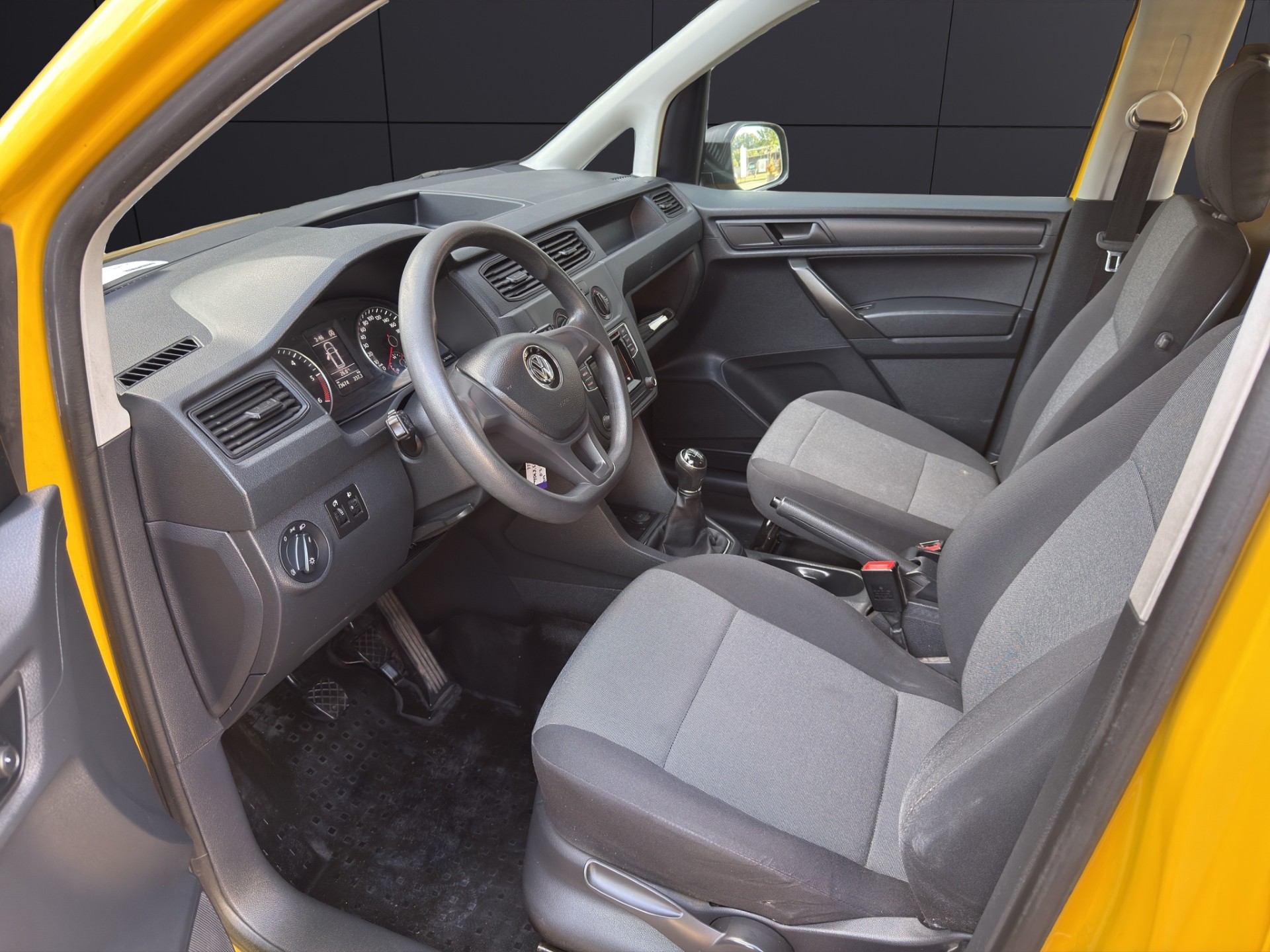 VW Caddy 2.0TDI 4Motion BlueMotion Technology-image-9