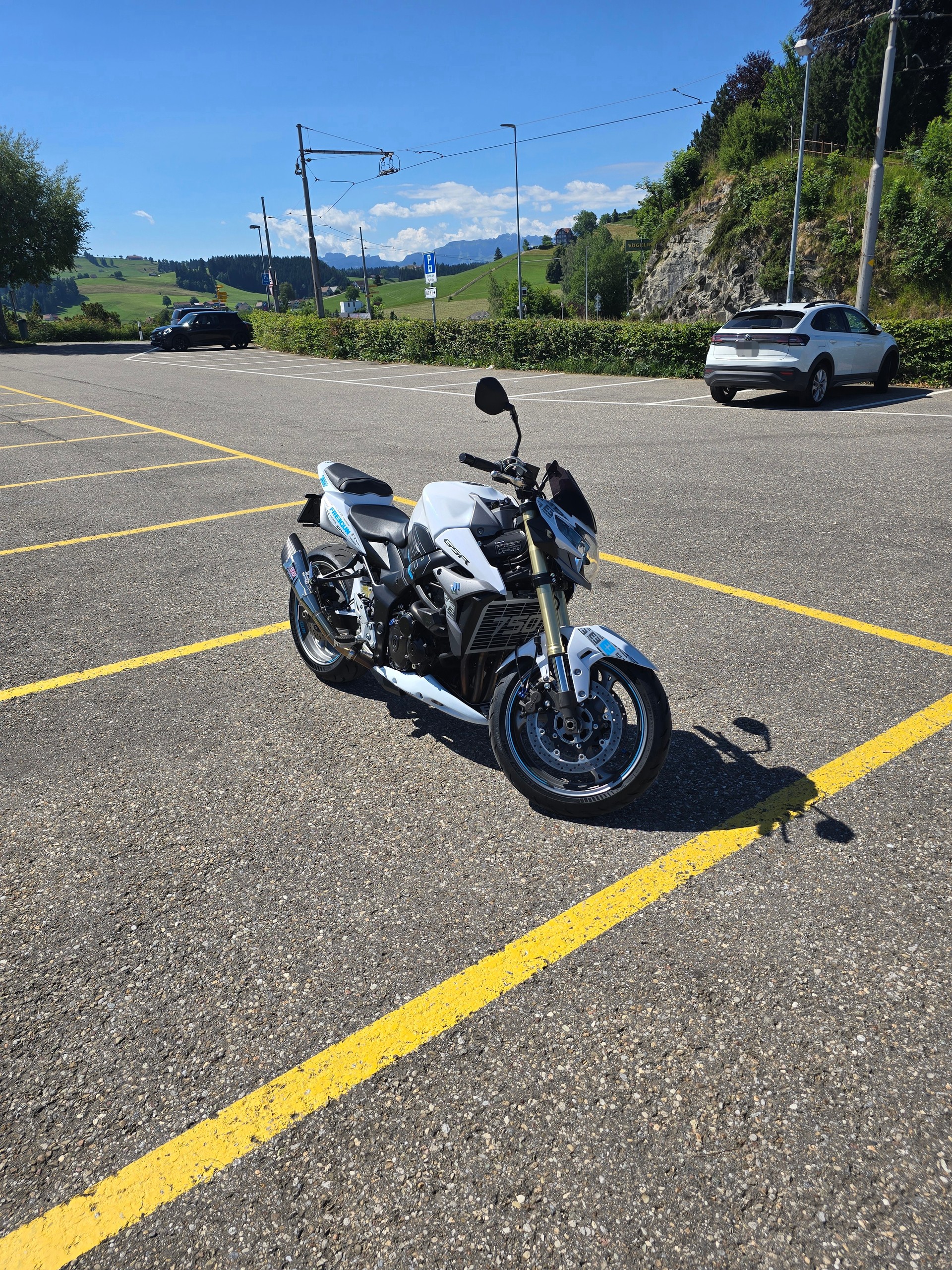 SUZUKI GSR 750 ABS Freegun-image-0