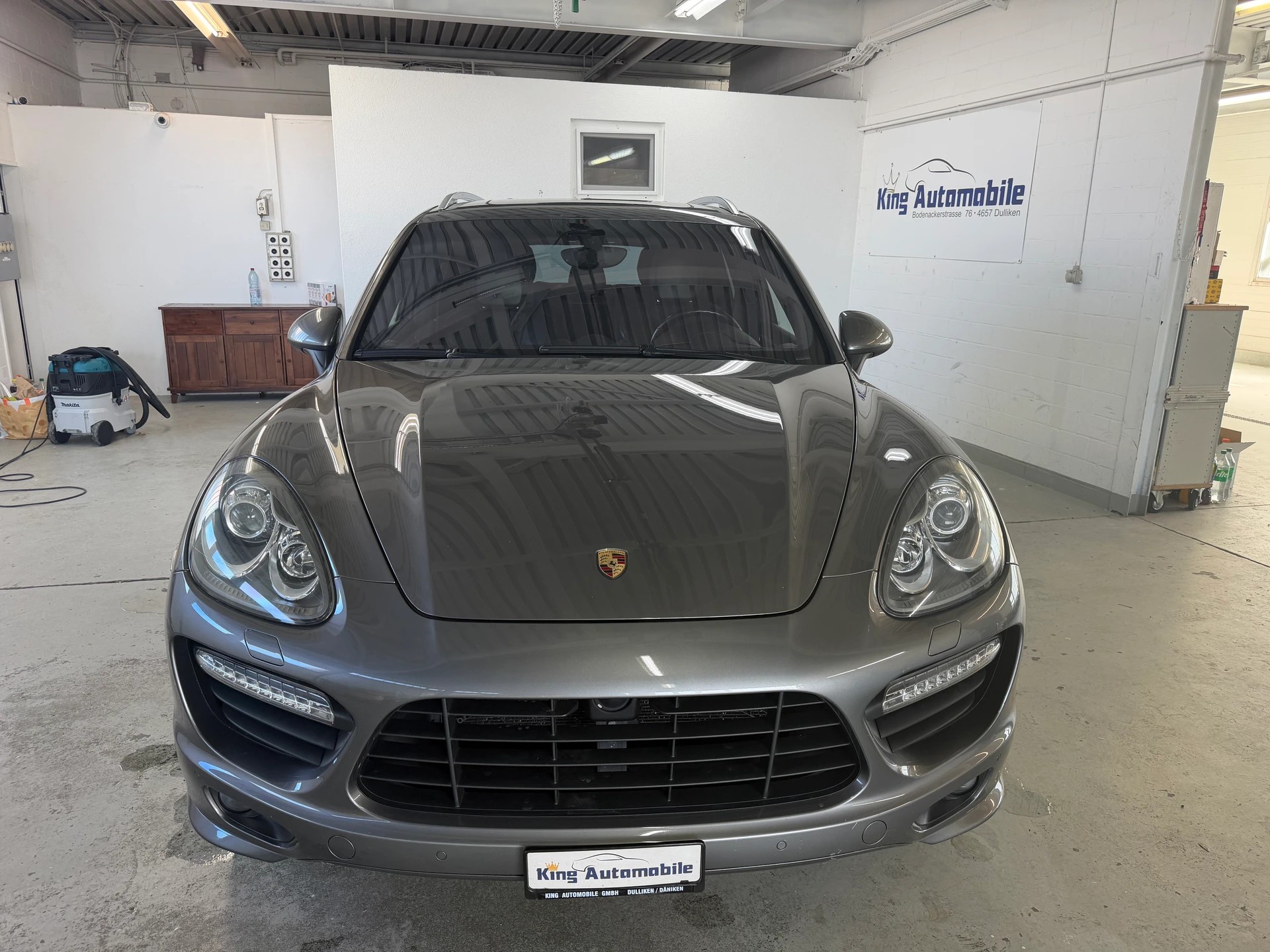 PORSCHE Cayenne Turbo-showroom-element-2