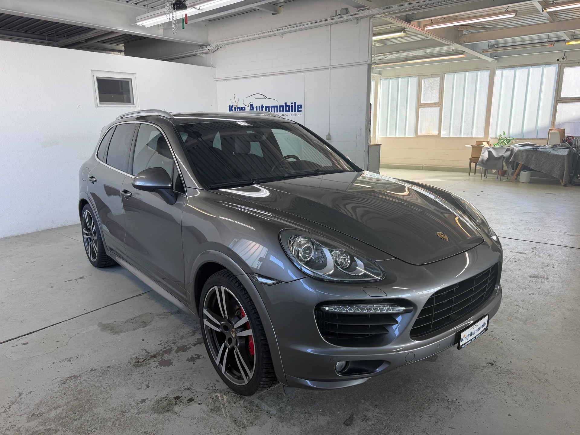 PORSCHE Cayenne Turbo-showroom-element-3