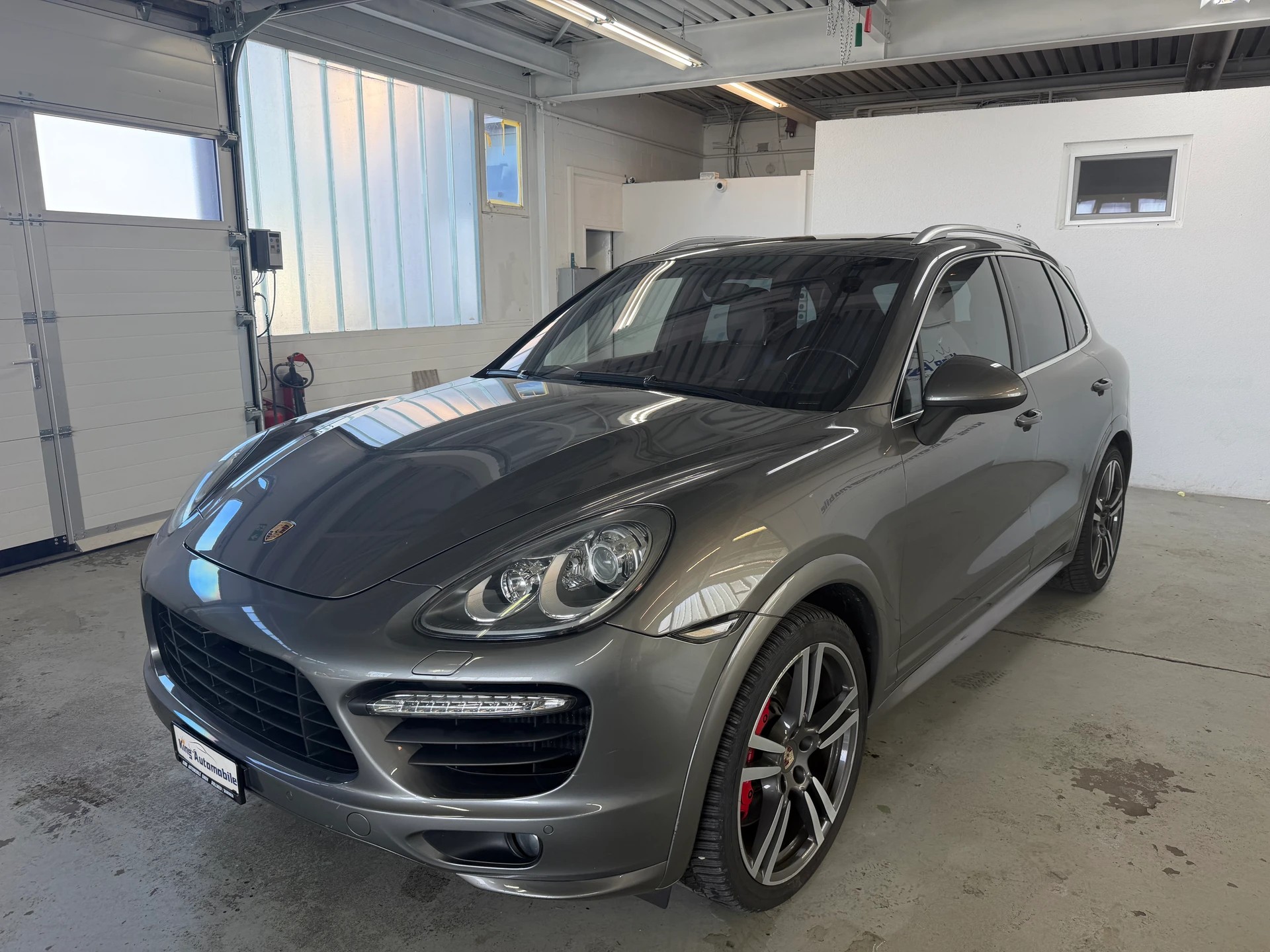 PORSCHE Cayenne Turbo-showroom-element-1