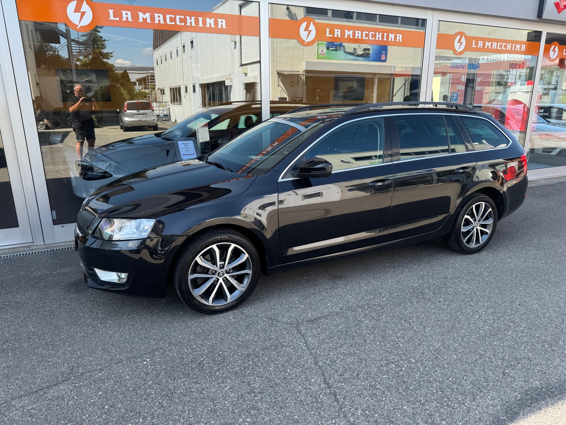 SKODA Octavia Combi 2.0 TDI Ambition 4x4 DSG-showroom-element-1