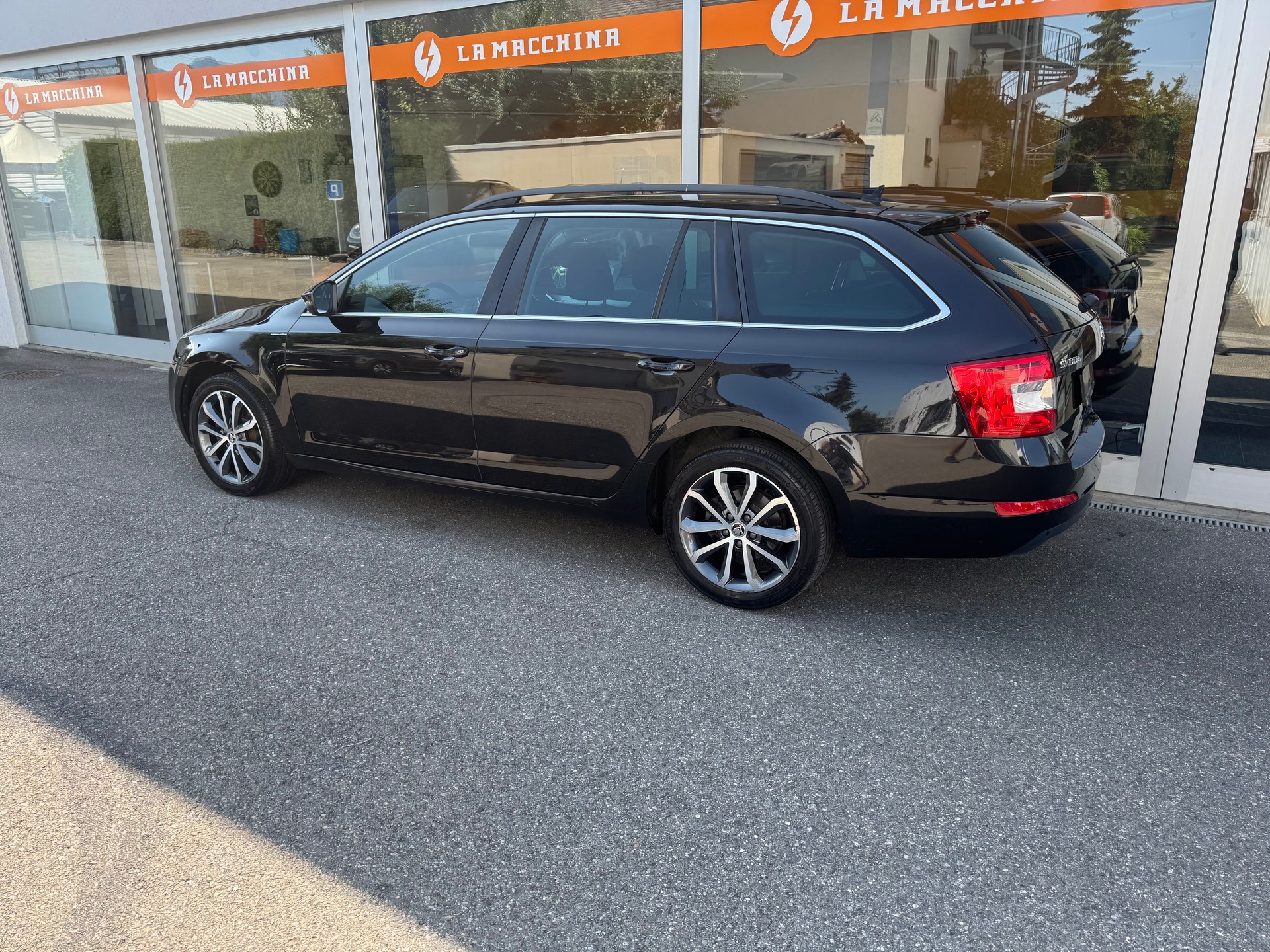 SKODA Octavia Combi 2.0 TDI Ambition 4x4 DSG-showroom-element-2