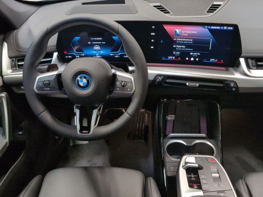 BMW iX1 eDrive 20 M Sport-image-10