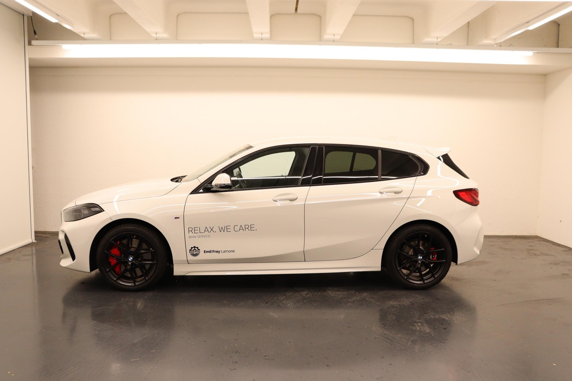 BMW 120d xDrive-showroom-element-1