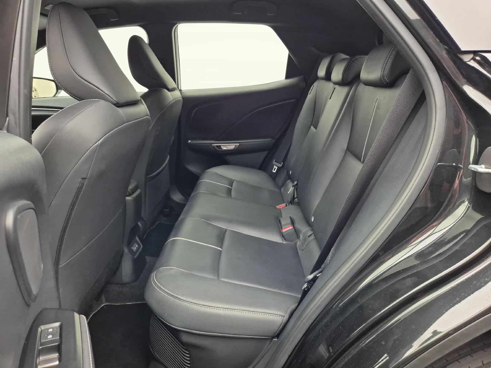 LEXUS LBX 1.5 Hybrid Relax AWD-showroom-element-3