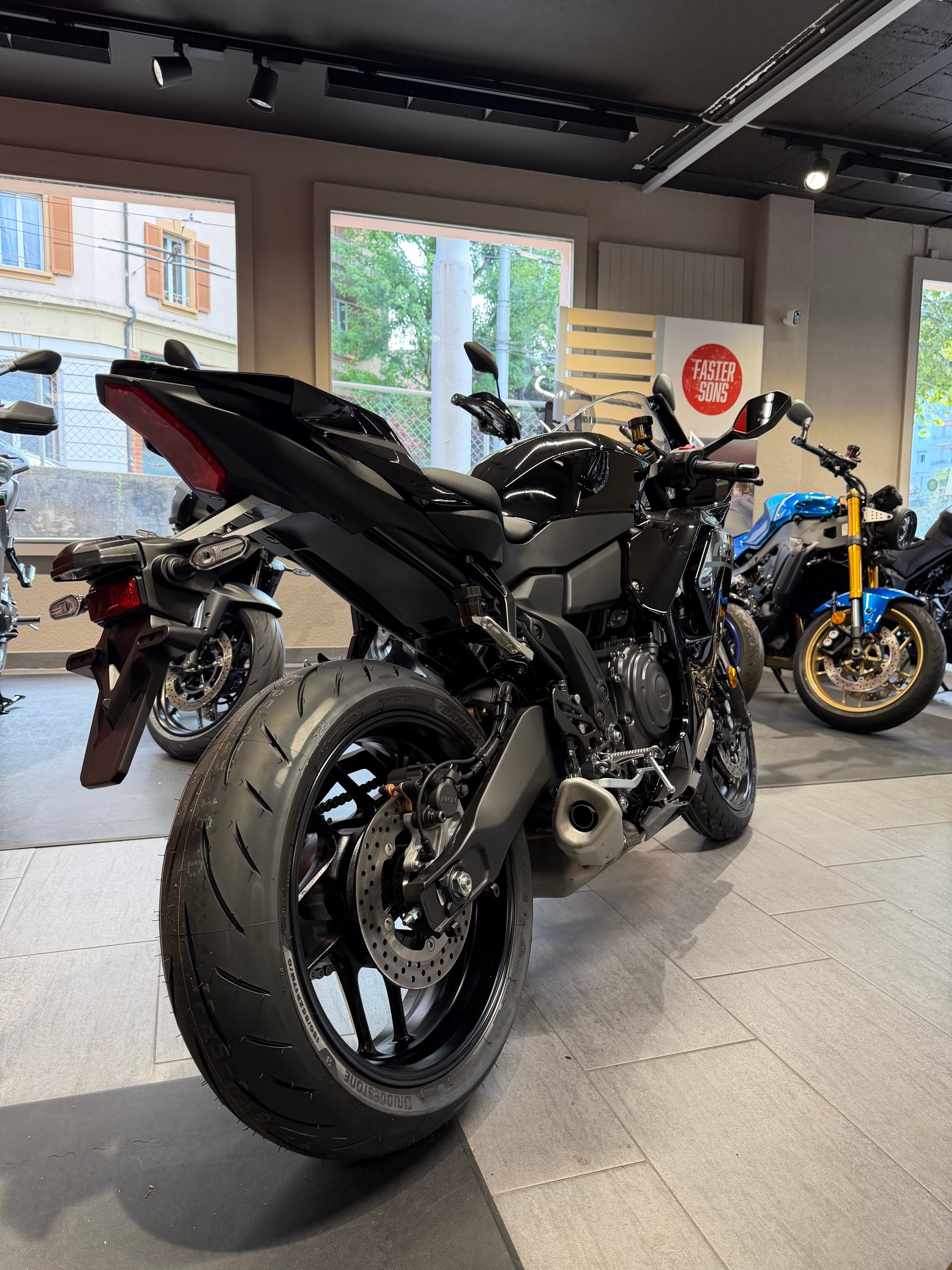 YAMAHA R7-image-1