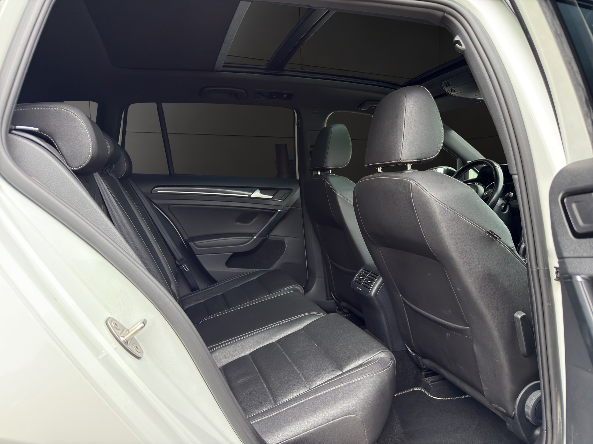 VW Variant 2.0 TSI R 4 Motion DSG-image-13