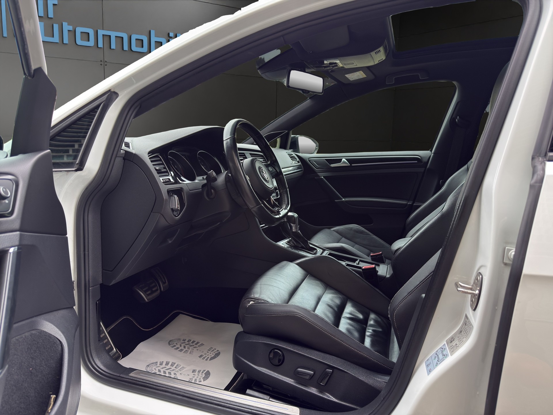 VW Variant 2.0 TSI R 4 Motion DSG-image-10
