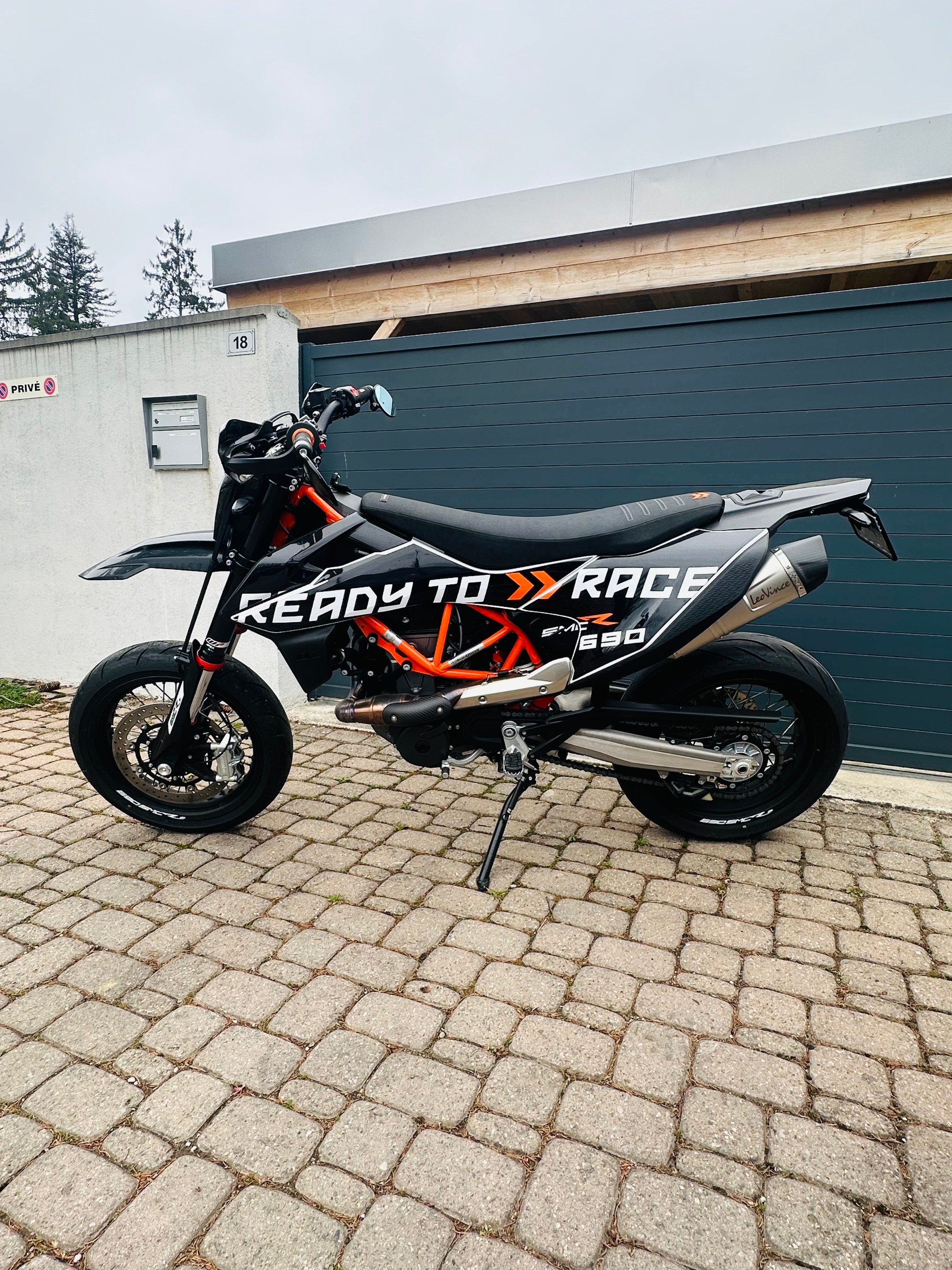 KTM 690 SMC R ABS-image-1