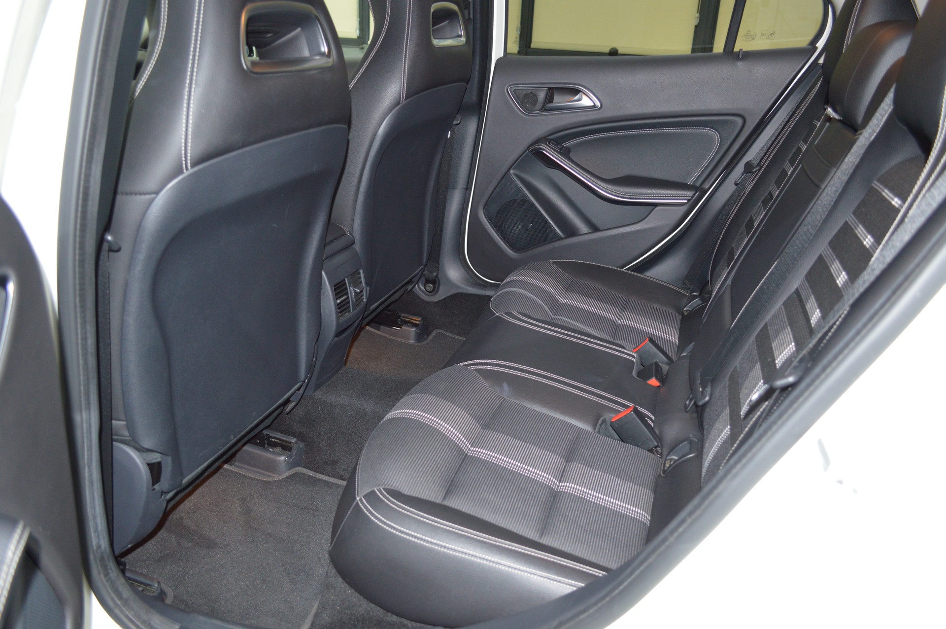 MERCEDES-BENZ GLA 250 AMG Line 4Matic 7G-DCT-image-11