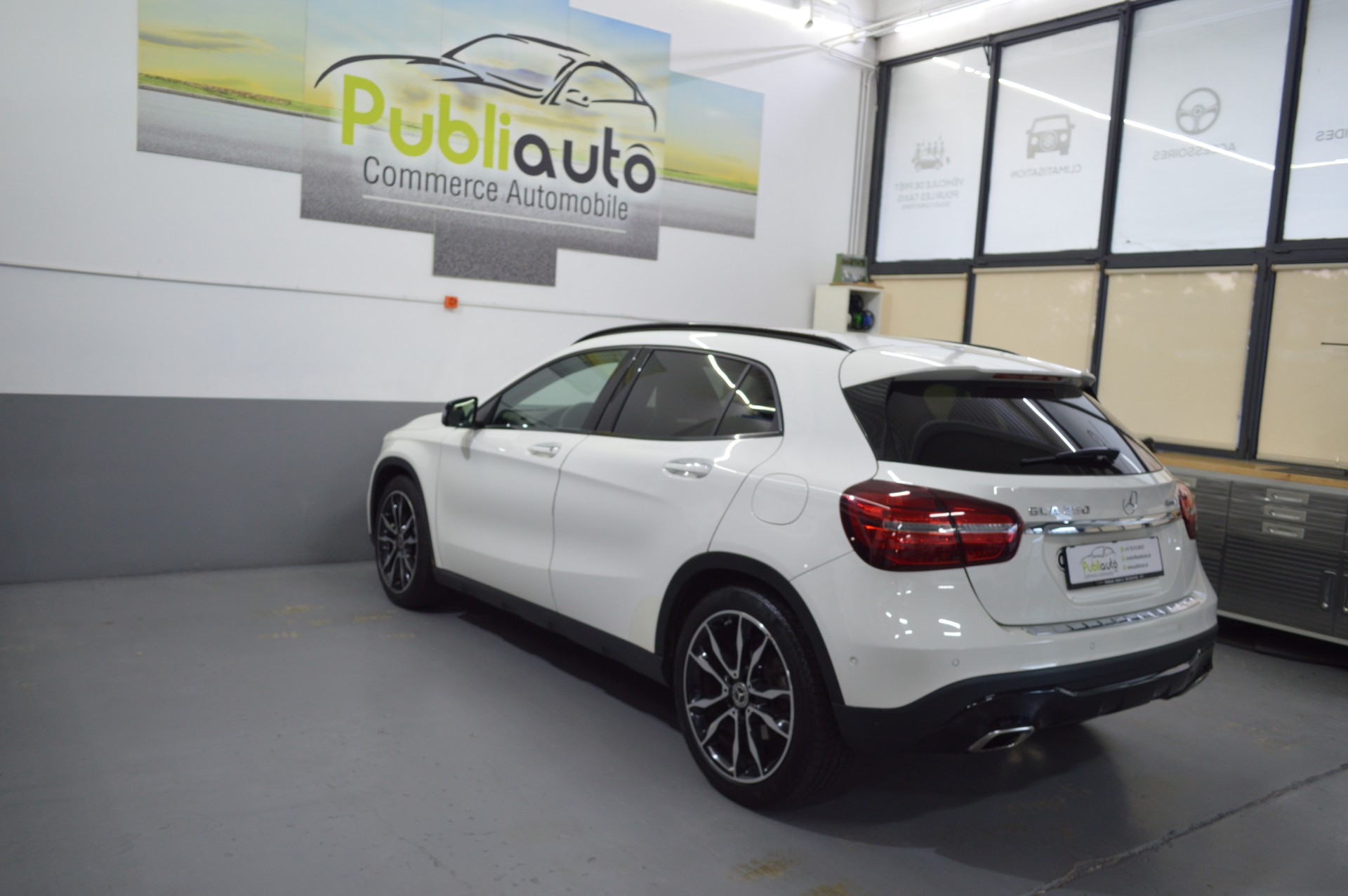 MERCEDES-BENZ GLA 250 AMG Line 4Matic 7G-DCT-image-5