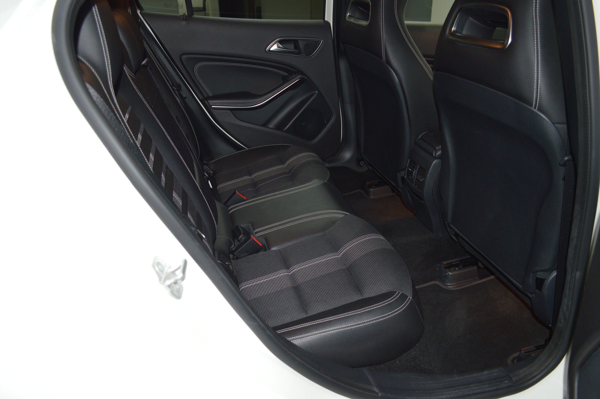 MERCEDES-BENZ GLA 250 AMG Line 4Matic 7G-DCT-image-10
