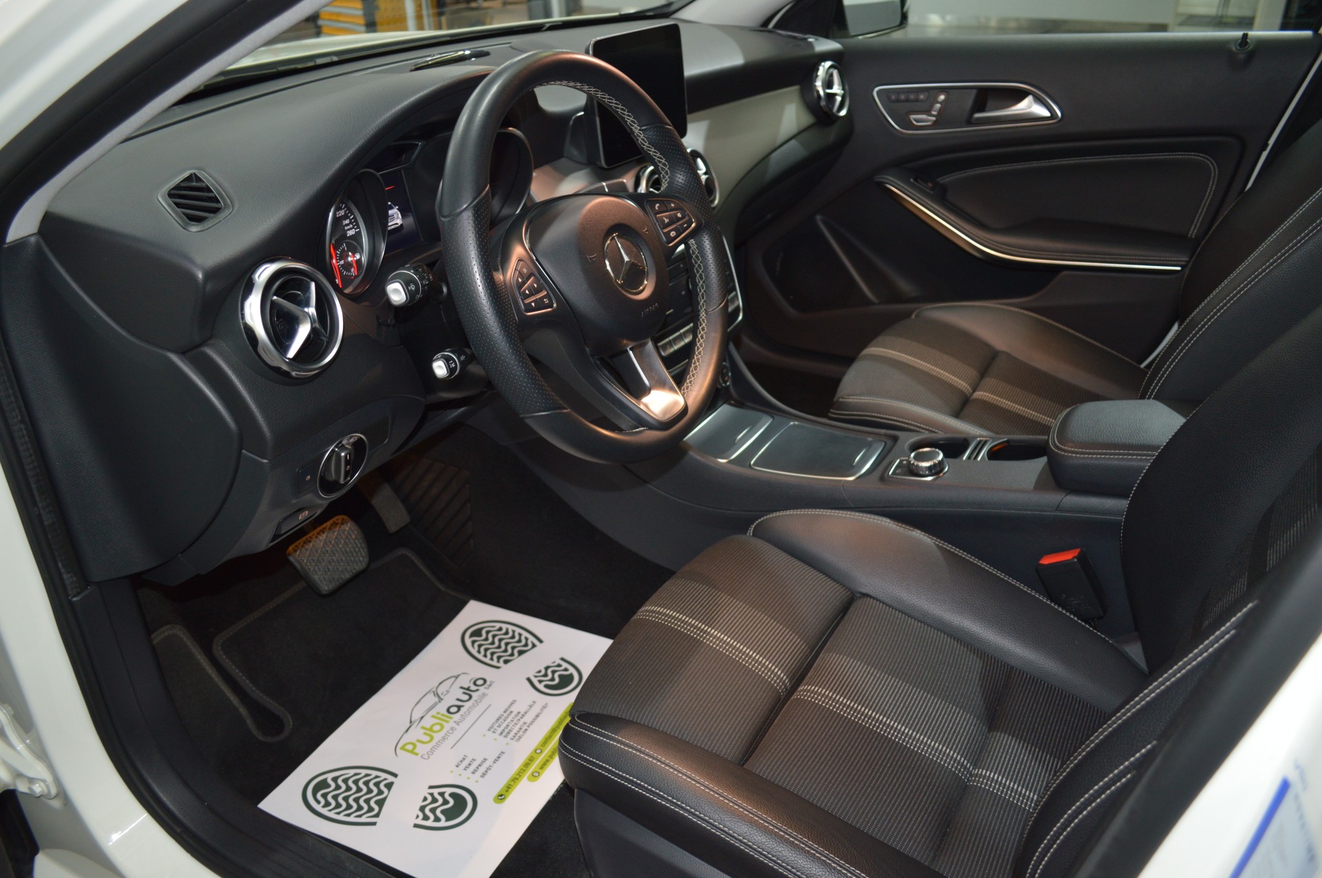 MERCEDES-BENZ GLA 250 AMG Line 4Matic 7G-DCT-image-8