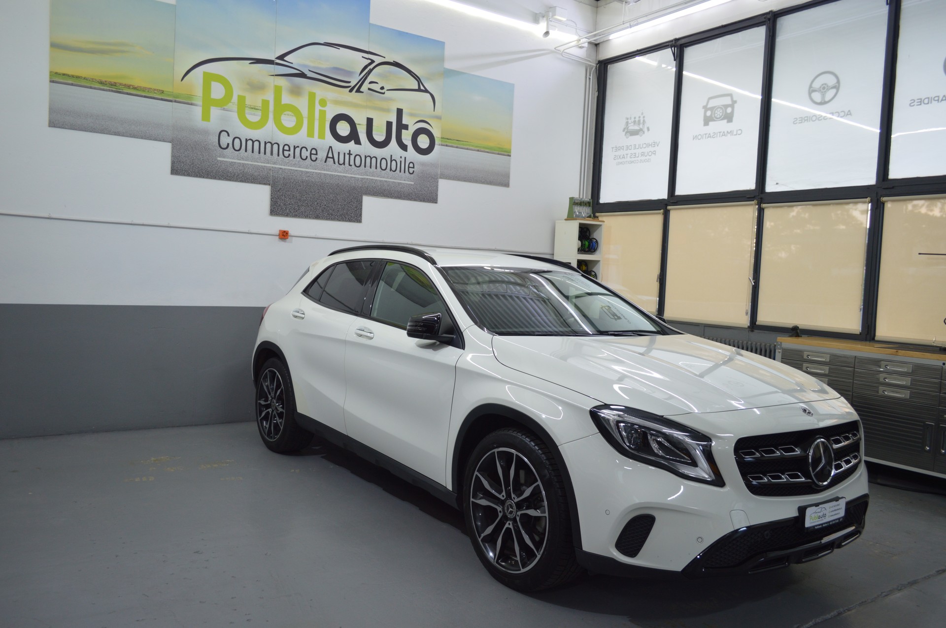 MERCEDES-BENZ GLA 250 AMG Line 4Matic 7G-DCT-image-2
