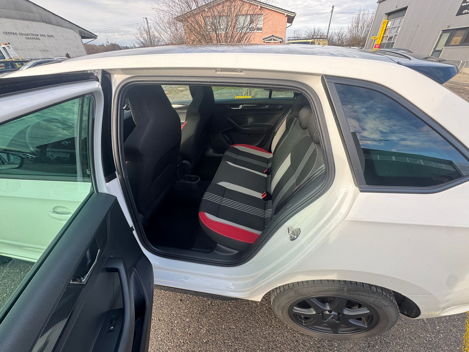 SKODA Rapid Spaceback 1.4 TSI Monte Carlo DSG-image-9
