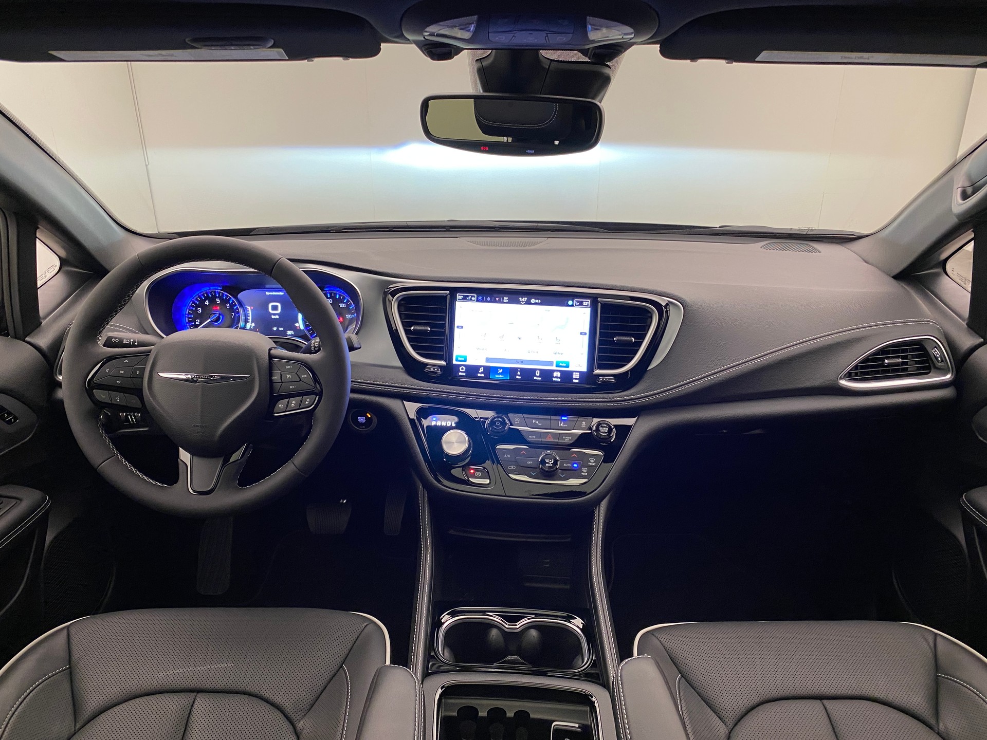 CHRYSLER Pacifica Limited Sport Night AWD-image-6