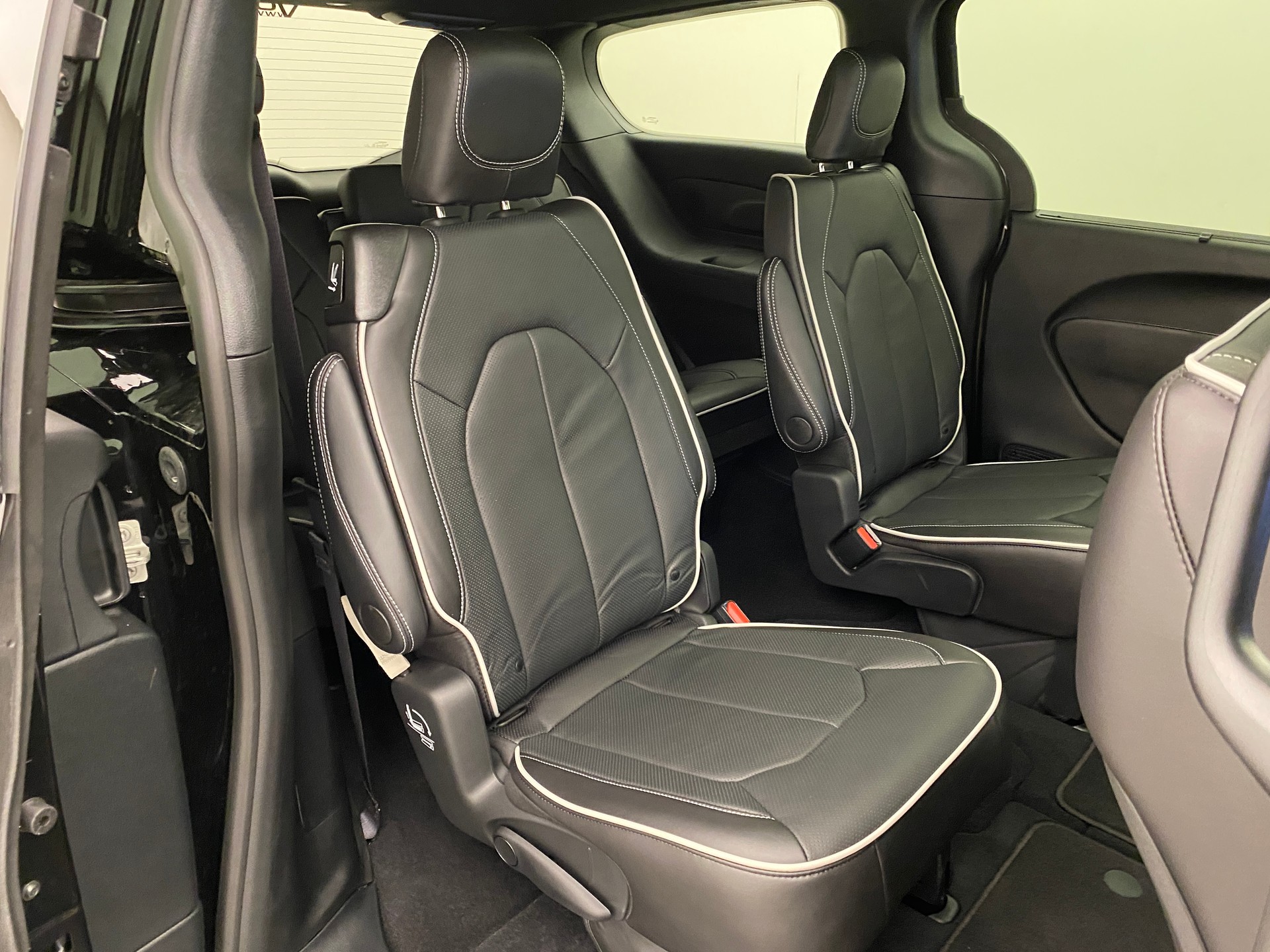 CHRYSLER Pacifica Limited Sport Night AWD-image-12