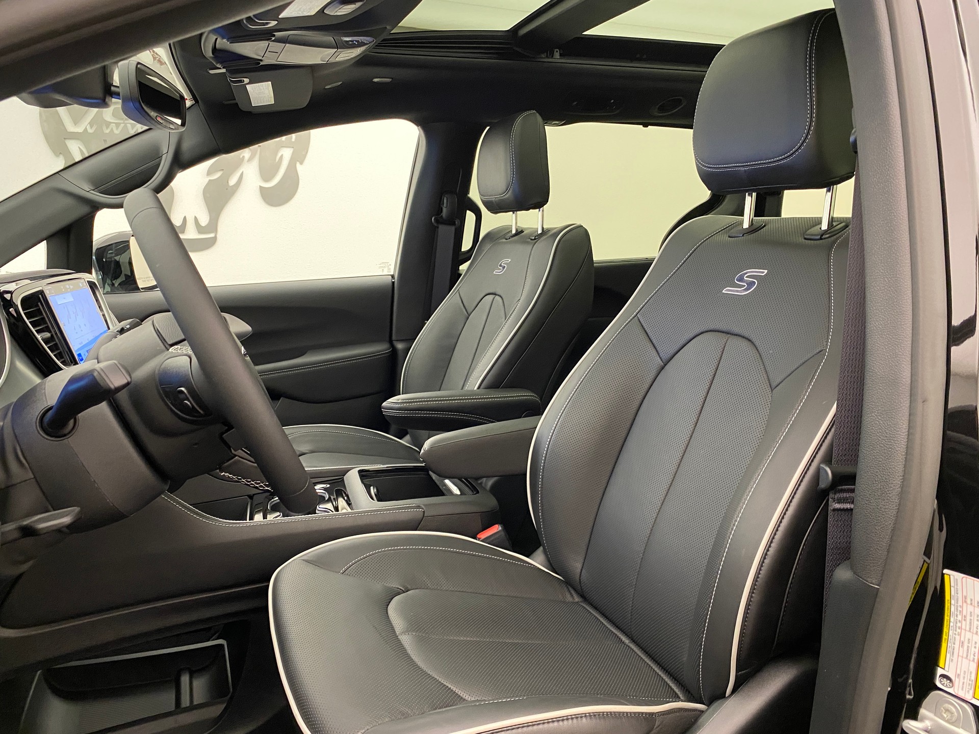 CHRYSLER Pacifica Limited Sport Night AWD-image-8