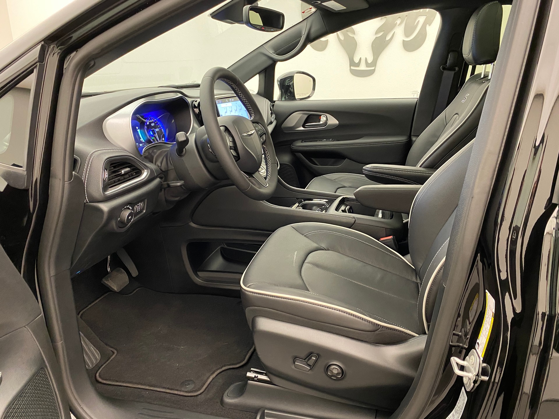 CHRYSLER Pacifica Limited Sport Night AWD-image-9