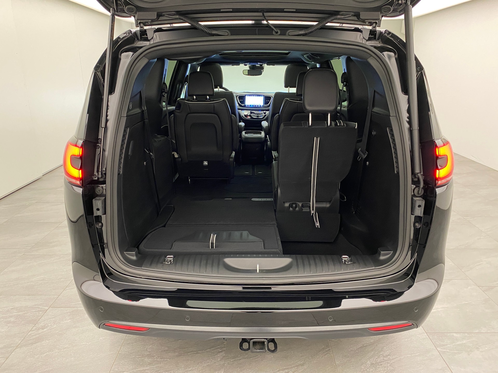 CHRYSLER Pacifica Limited Sport Night AWD-image-15