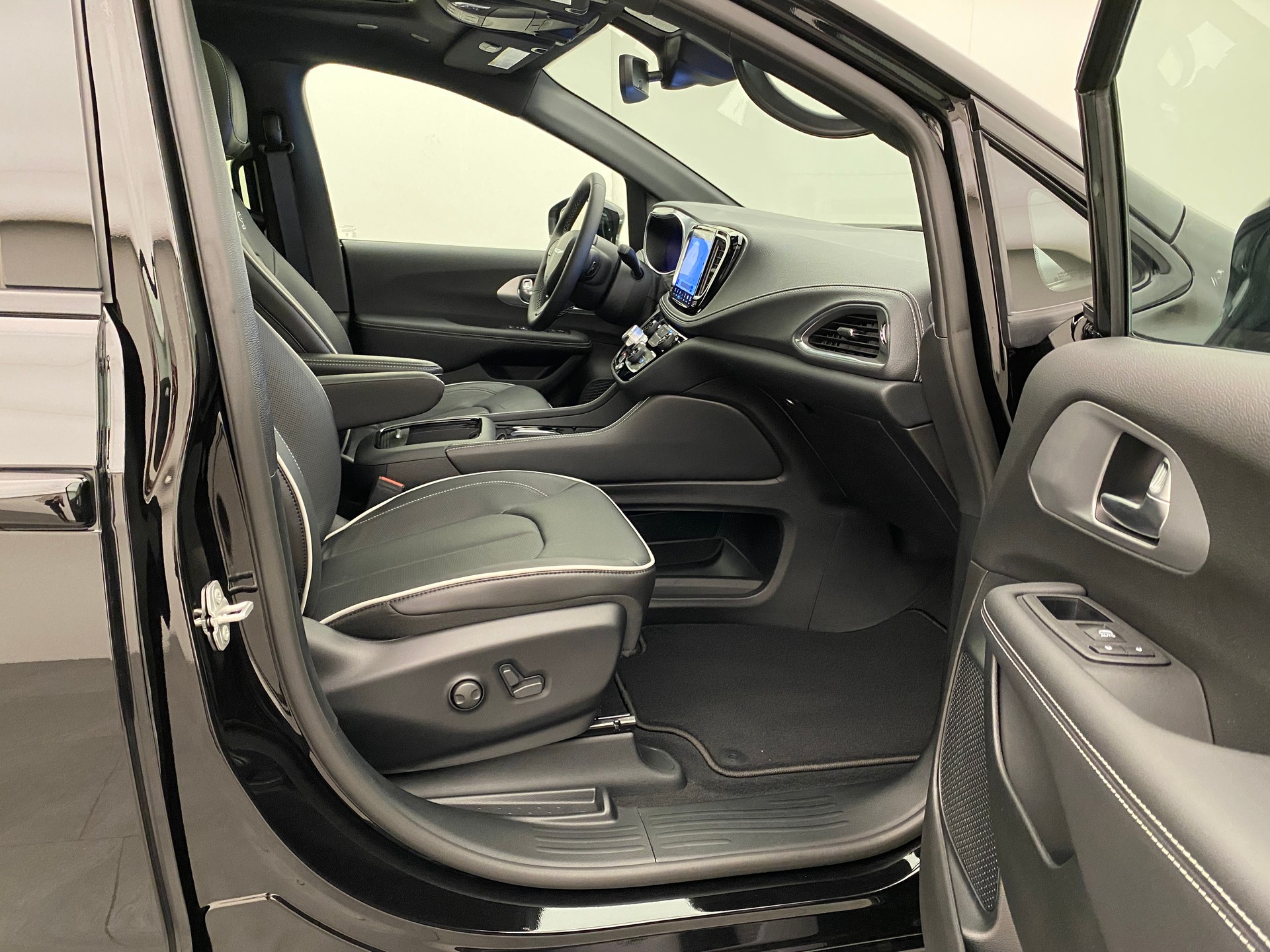 CHRYSLER Pacifica Limited Sport Night AWD-image-11