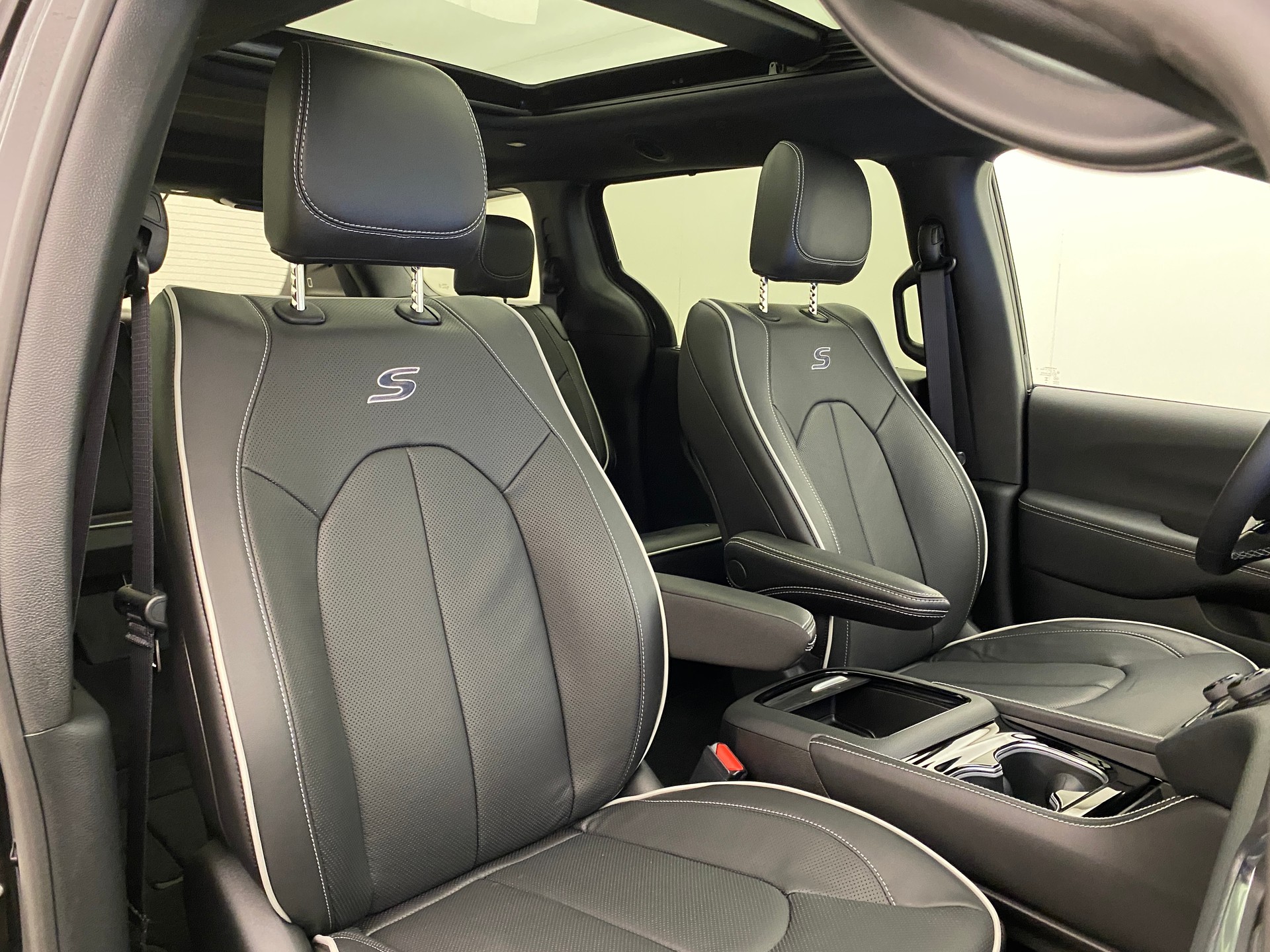 CHRYSLER Pacifica Limited Sport Night AWD-image-10