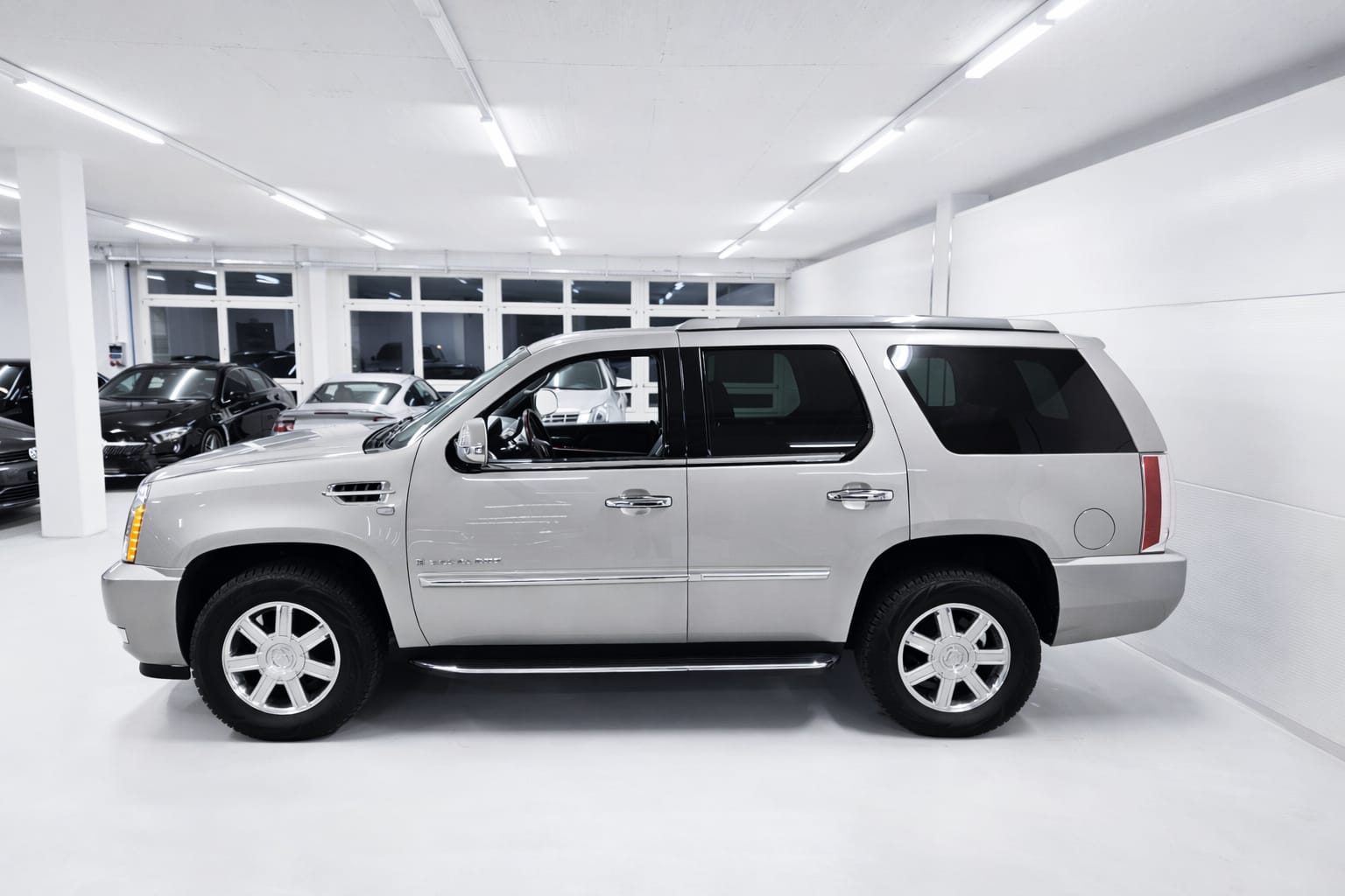 CADILLAC Escalade 6.2 Sport Luxury-showroom-element-3