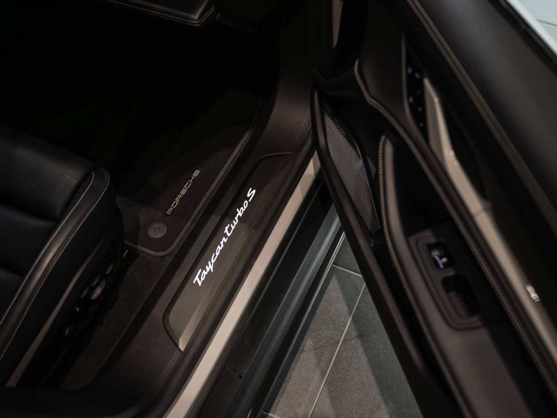 PORSCHE Taycan Turbo S-image-22
