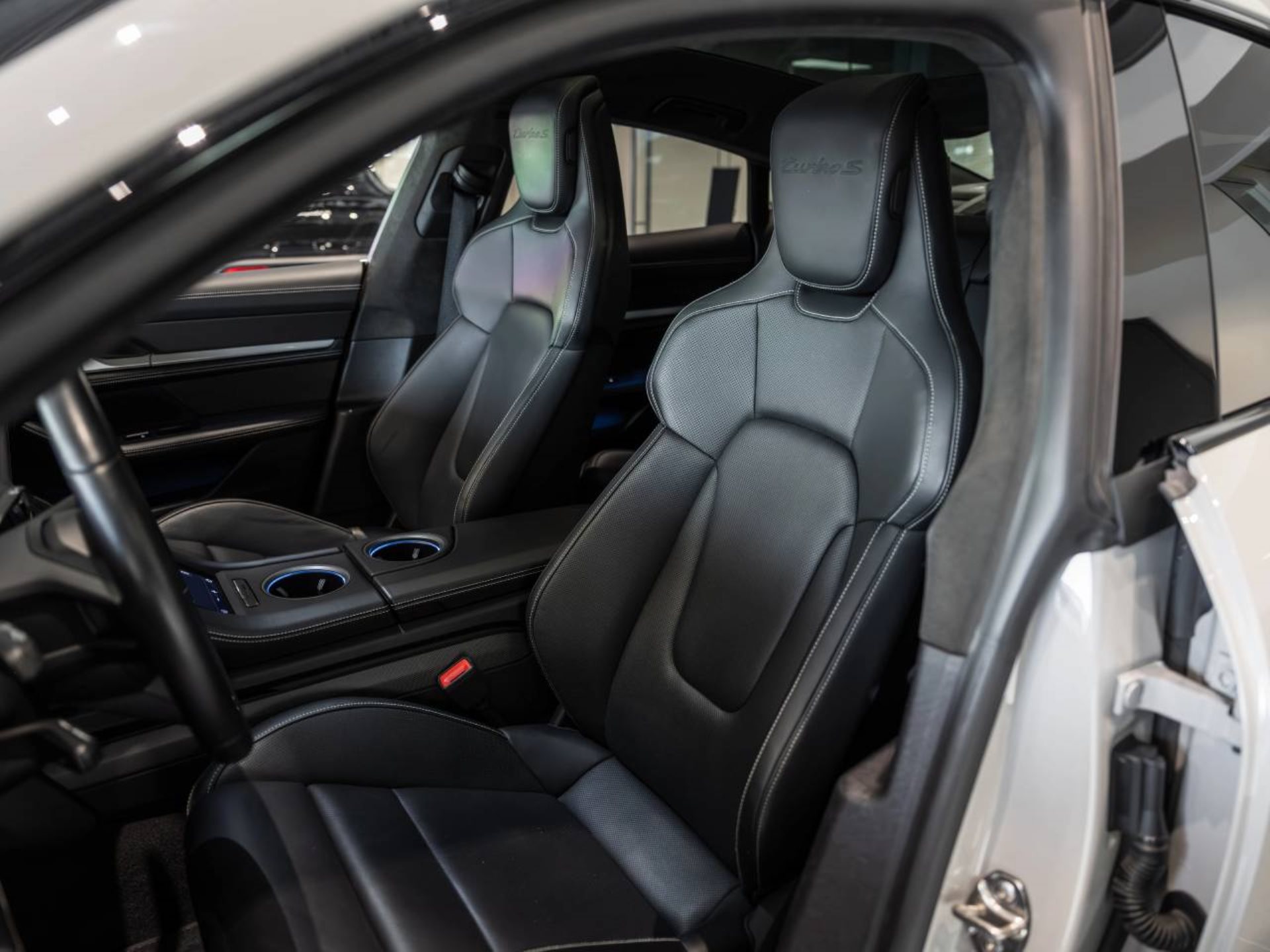 PORSCHE Taycan Turbo S-image-4