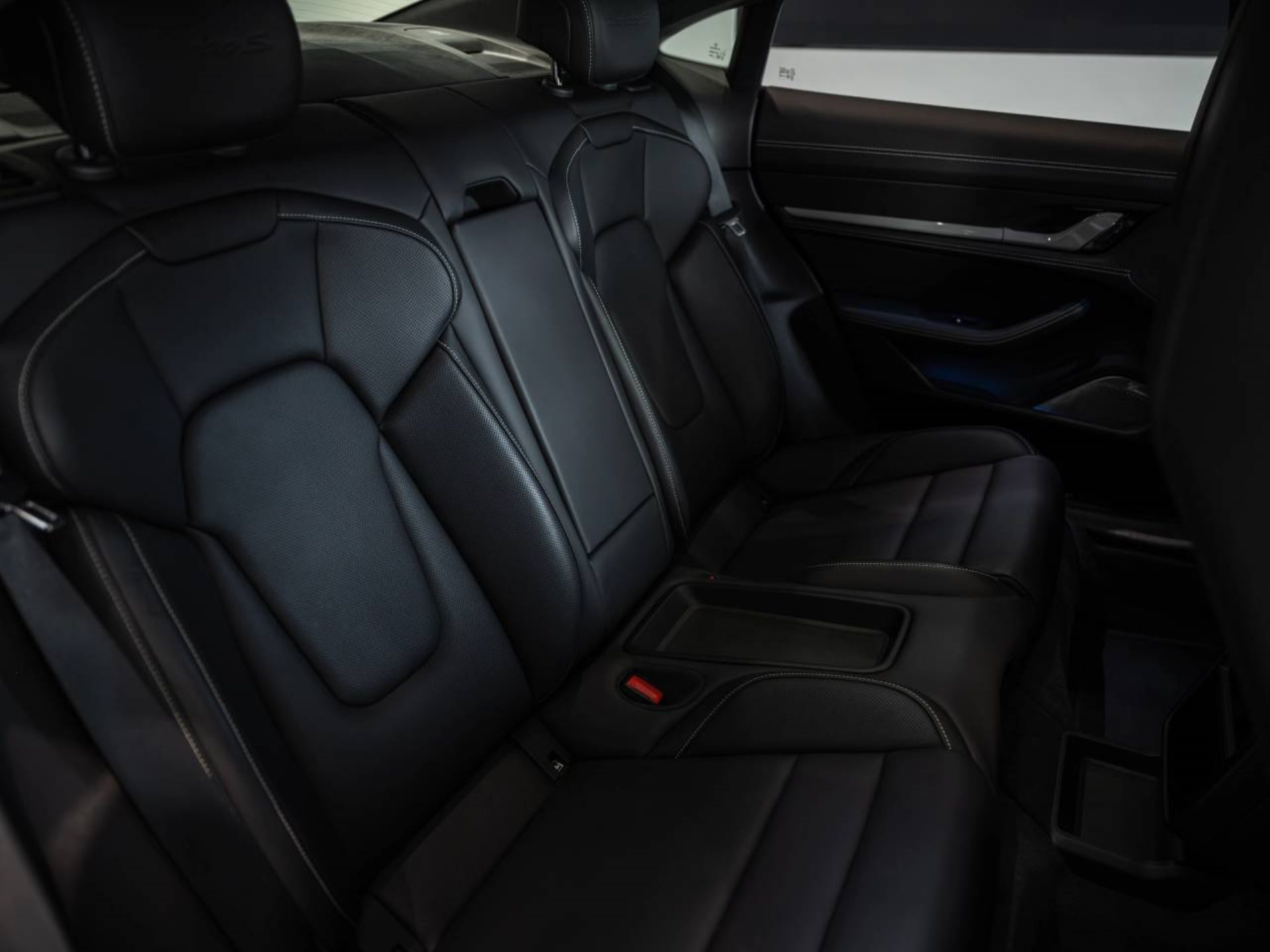 PORSCHE Taycan Turbo S-image-18