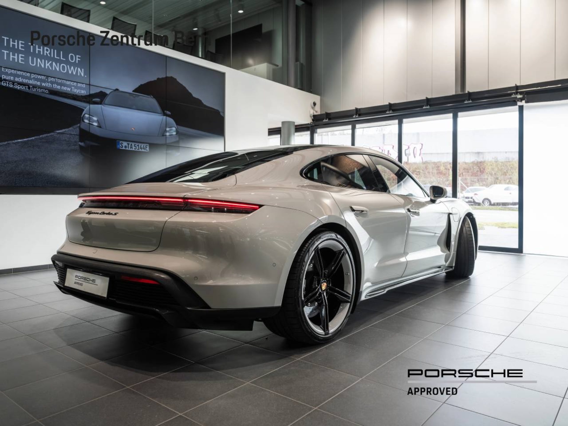 PORSCHE Taycan Turbo S-showroom-element-2