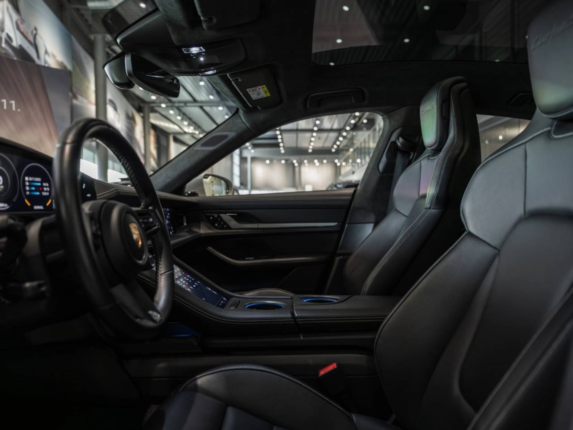 PORSCHE Taycan Turbo S-showroom-element-3