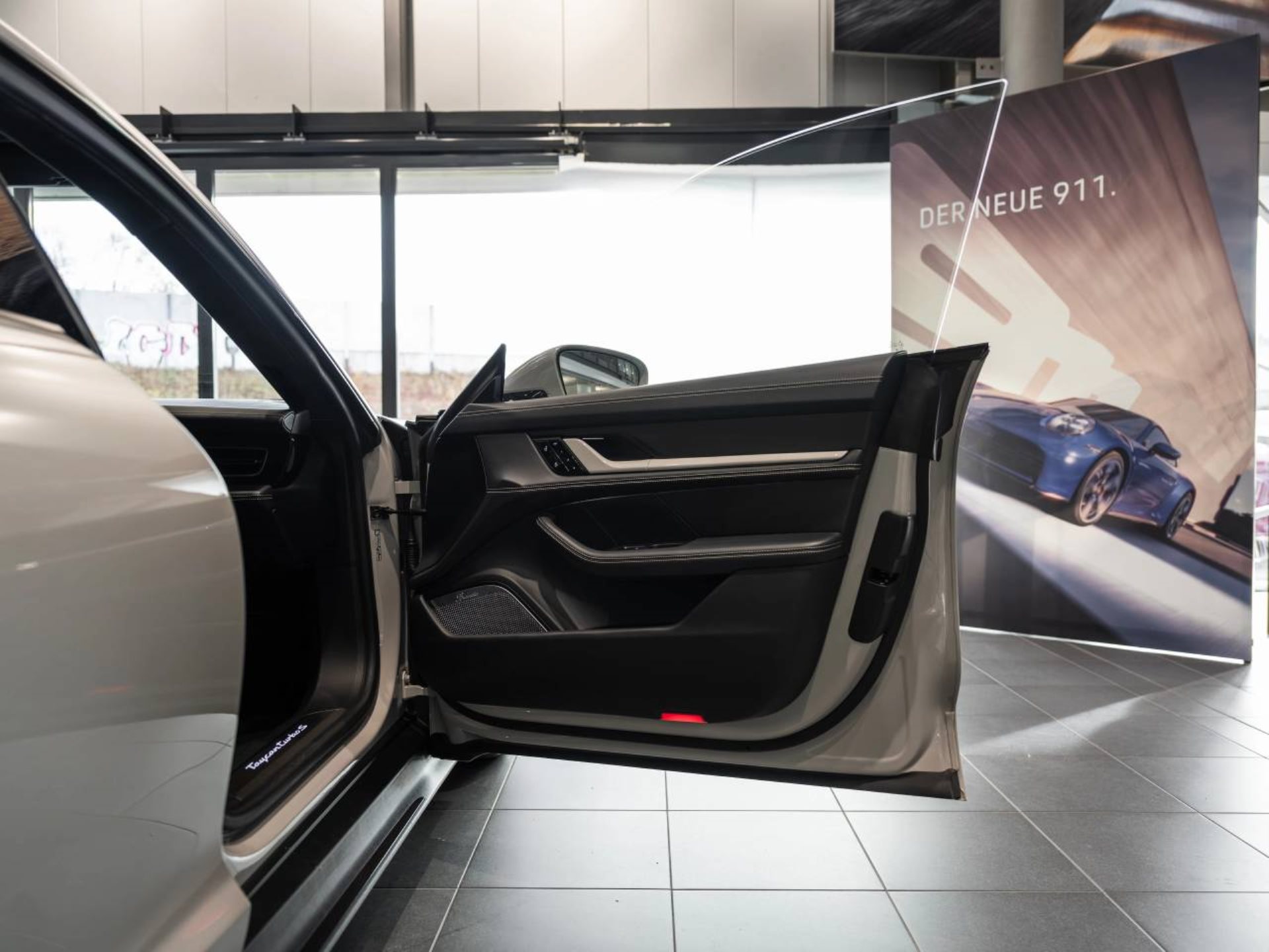 PORSCHE Taycan Turbo S-image-21