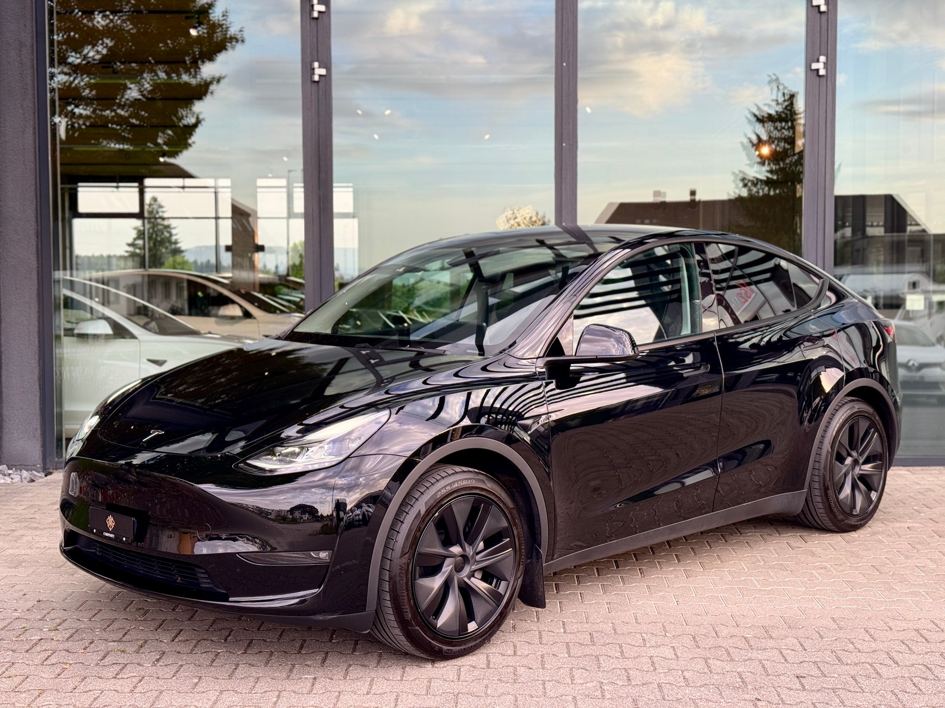 TESLA Model Y Long Range *RESERVIERT*-showroom-element-2