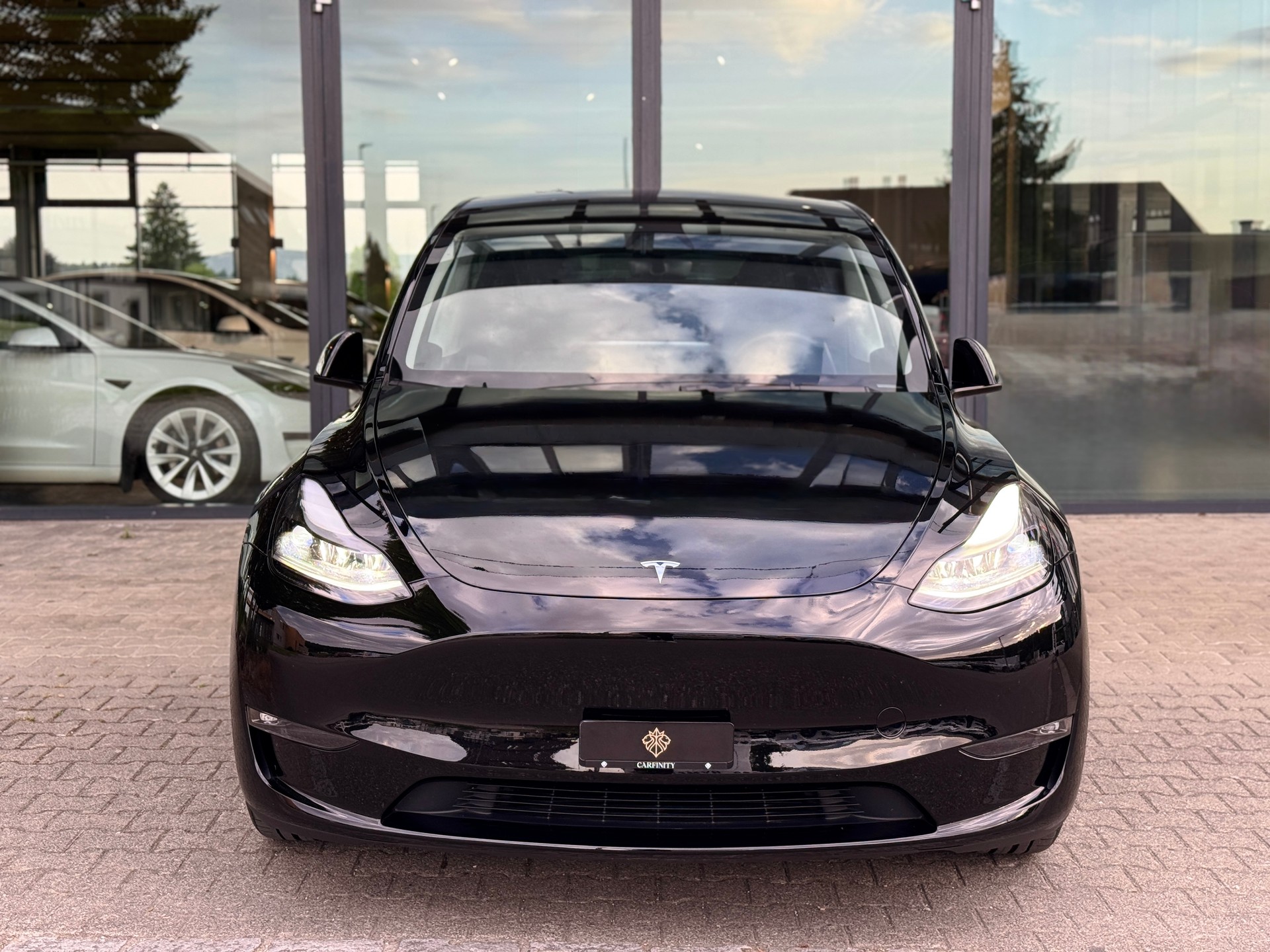 TESLA Model Y Long Range *RESERVIERT*-showroom-element-1