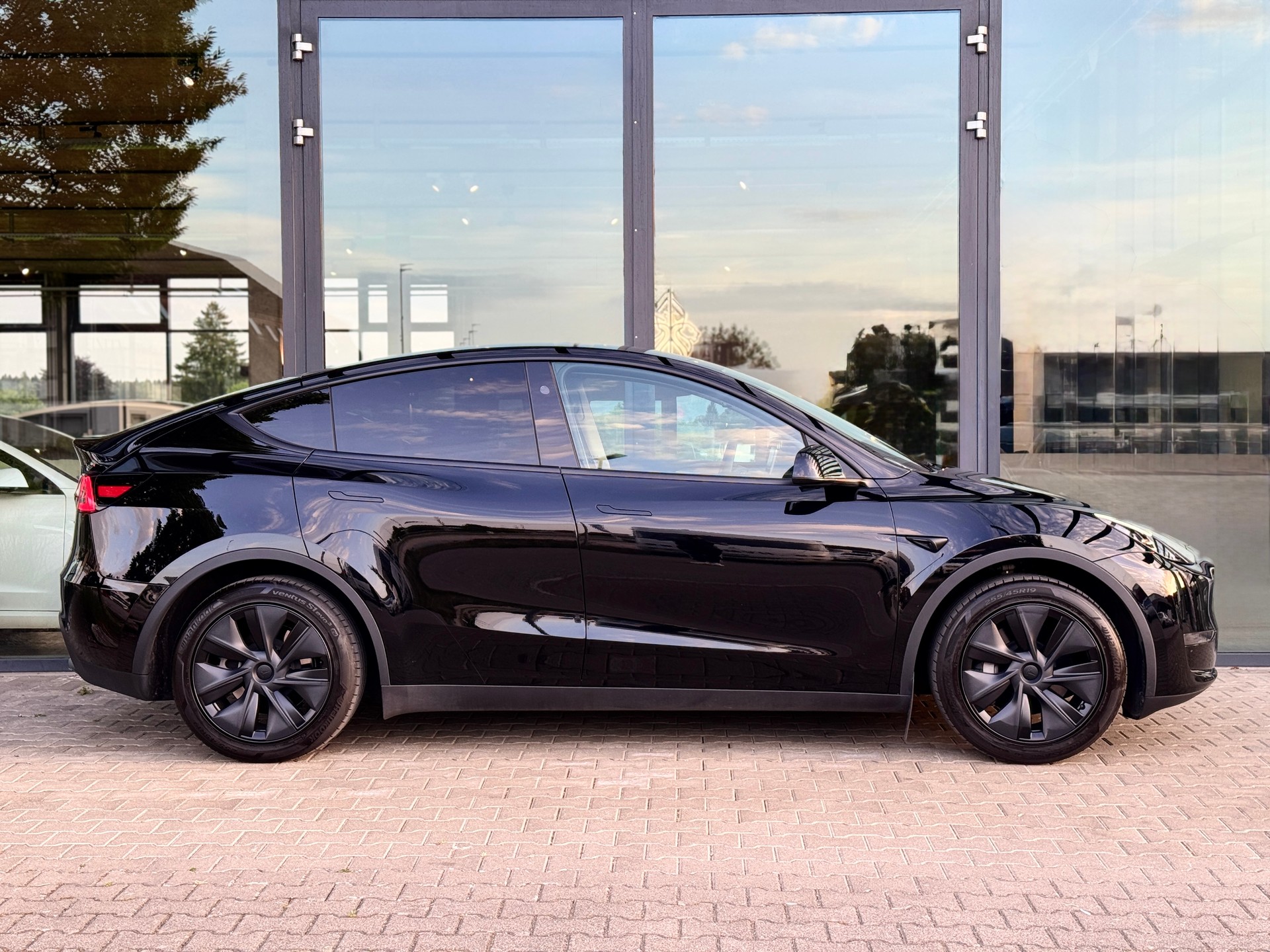 TESLA Model Y Long Range *RESERVIERT*-image-6