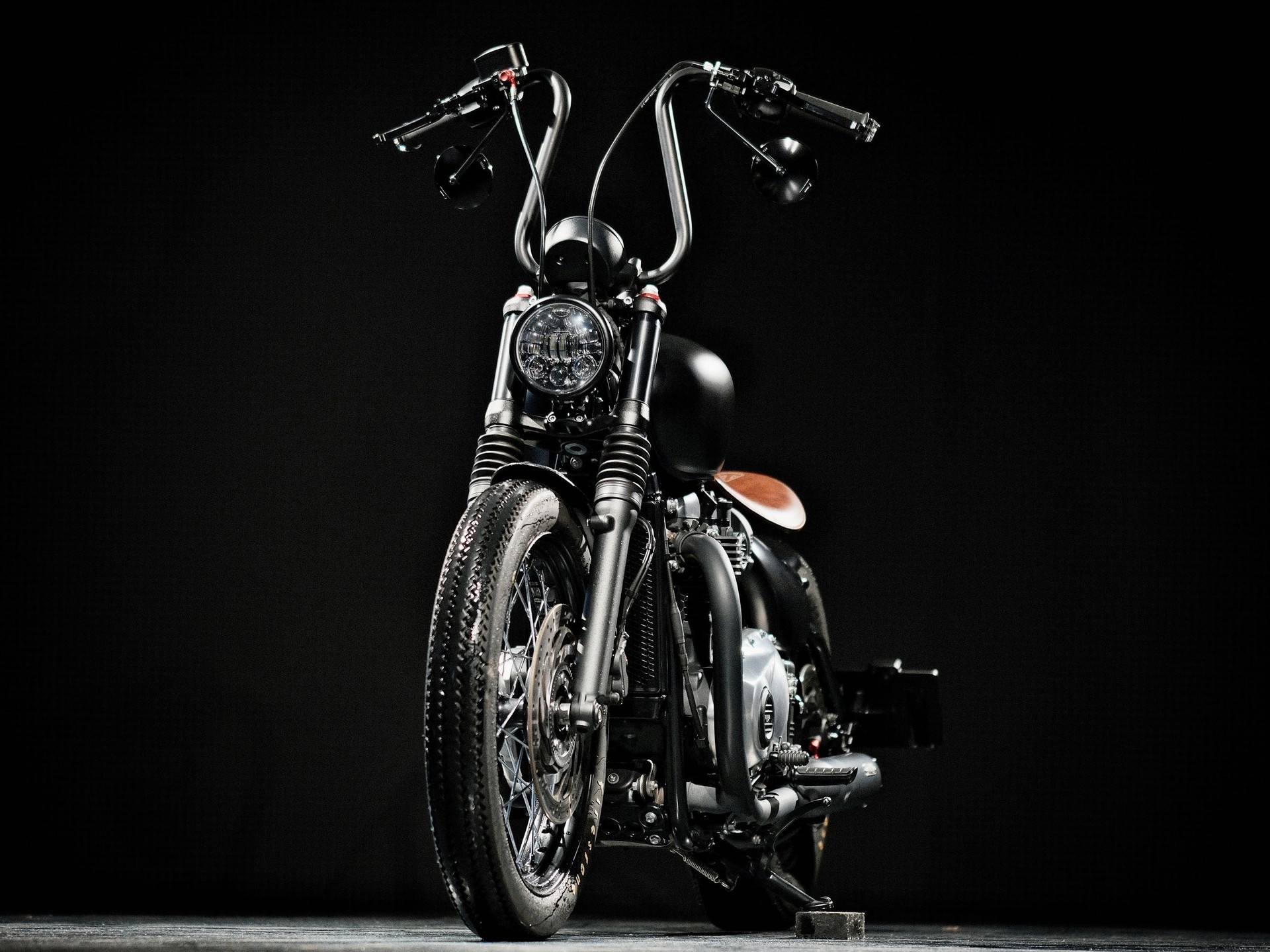 TRIUMPH Bonneville 1200 Bobber Black ABS-image-4