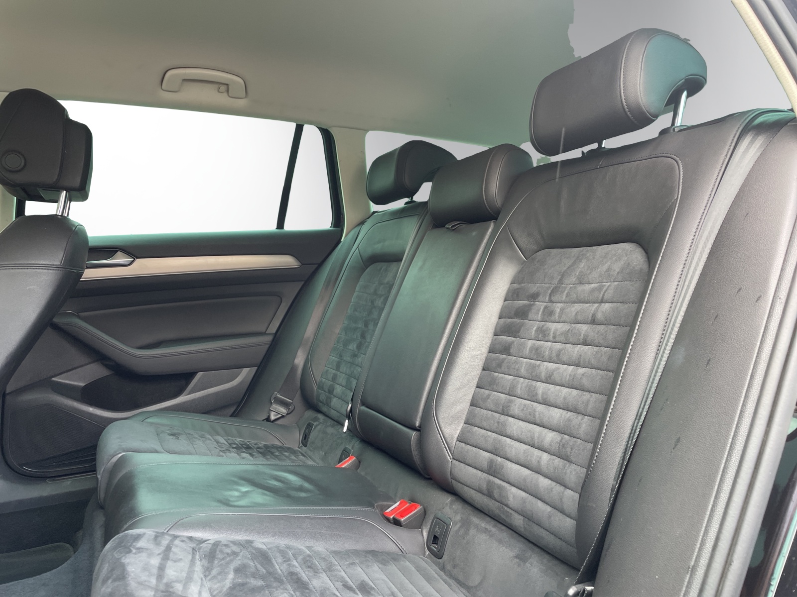 VW Passat Variant 2.0 TDI BMT High. DSG 4Motion-image-11