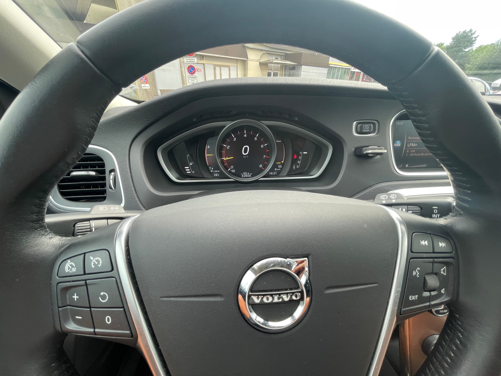 VOLVO V40 Cross Country T4 AWD Lyx Geartronic-image-10