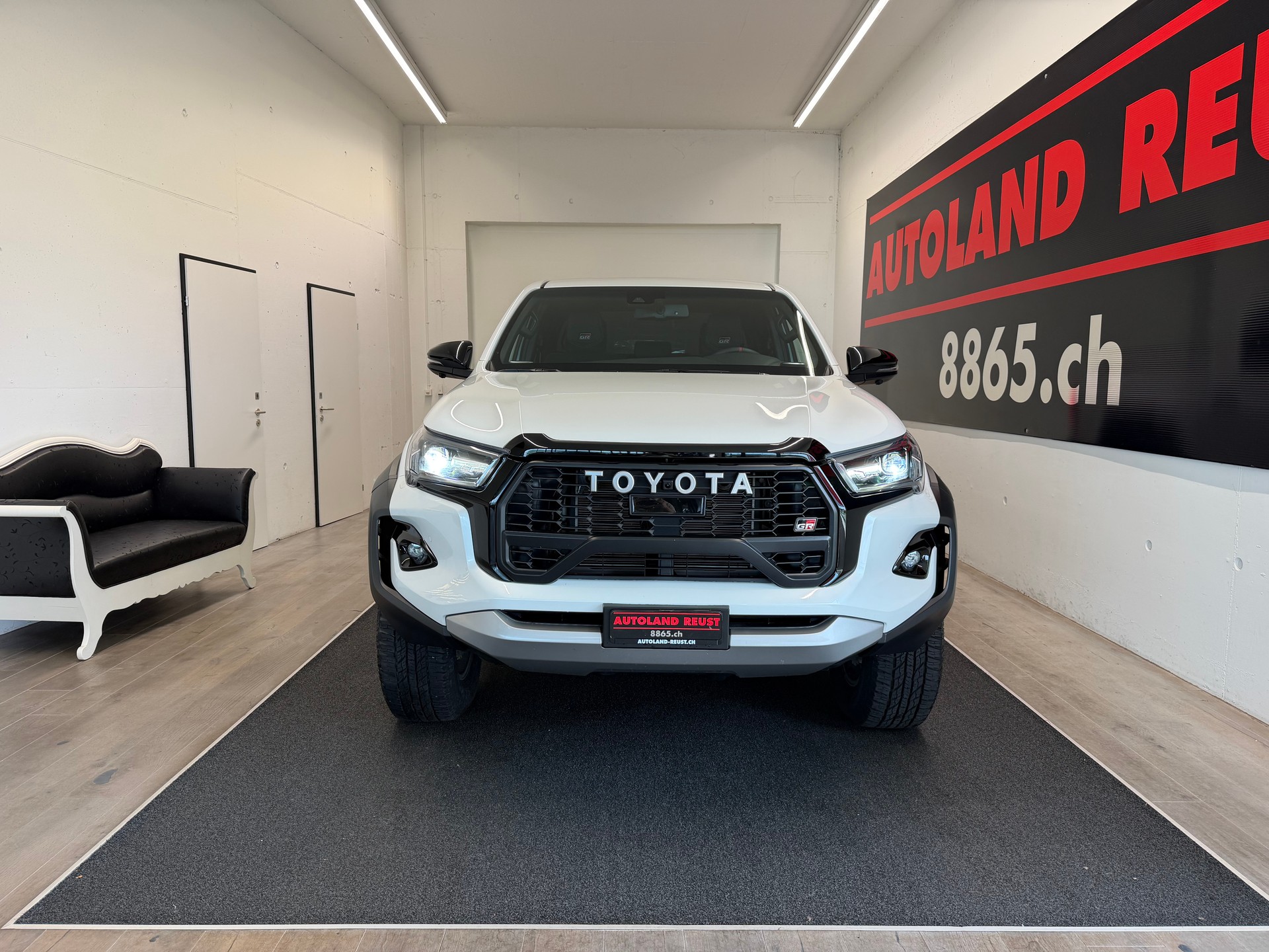 TOYOTA Hilux 2.8d GR Sport II Double Cab 4x4 A-showroom-element-1