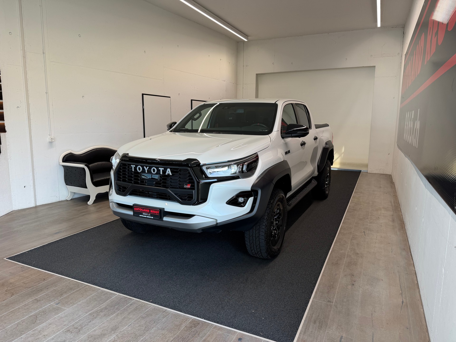 TOYOTA Hilux 2.8d GR Sport II Double Cab 4x4 A-showroom-element-2