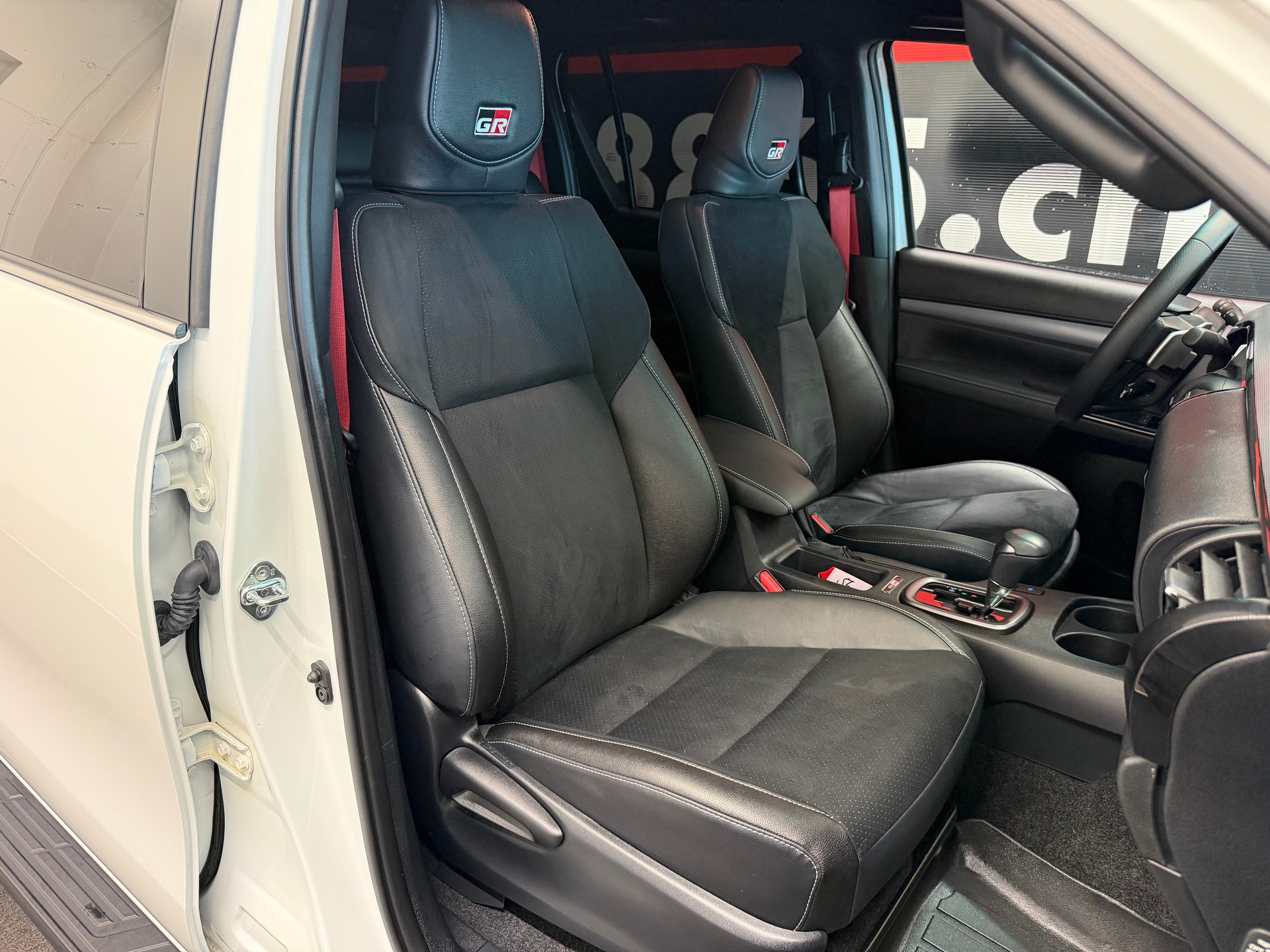 TOYOTA Hilux 2.8d GR Sport II Double Cab 4x4 A-image-27