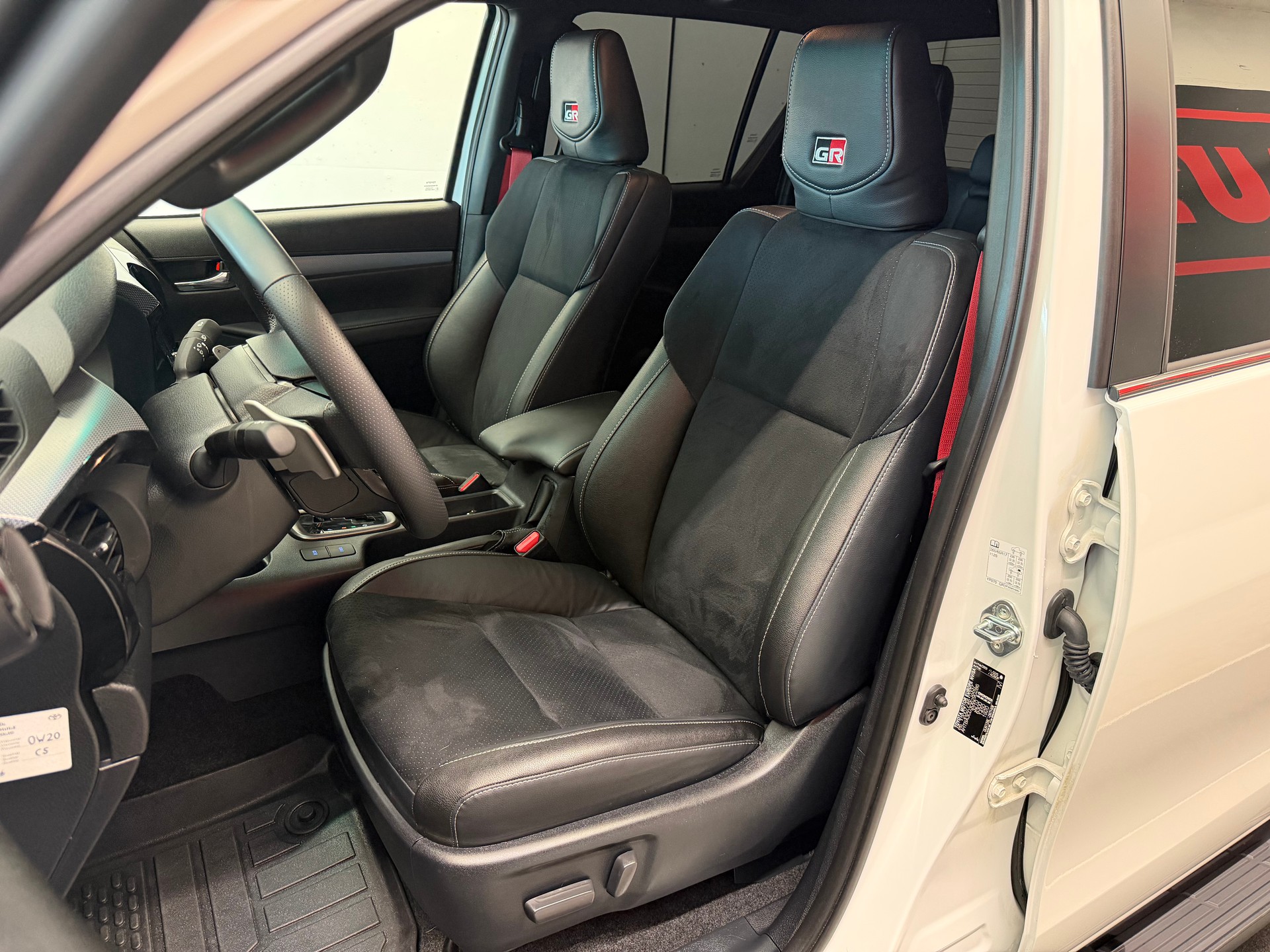 TOYOTA Hilux 2.8d GR Sport II Double Cab 4x4 A-image-14